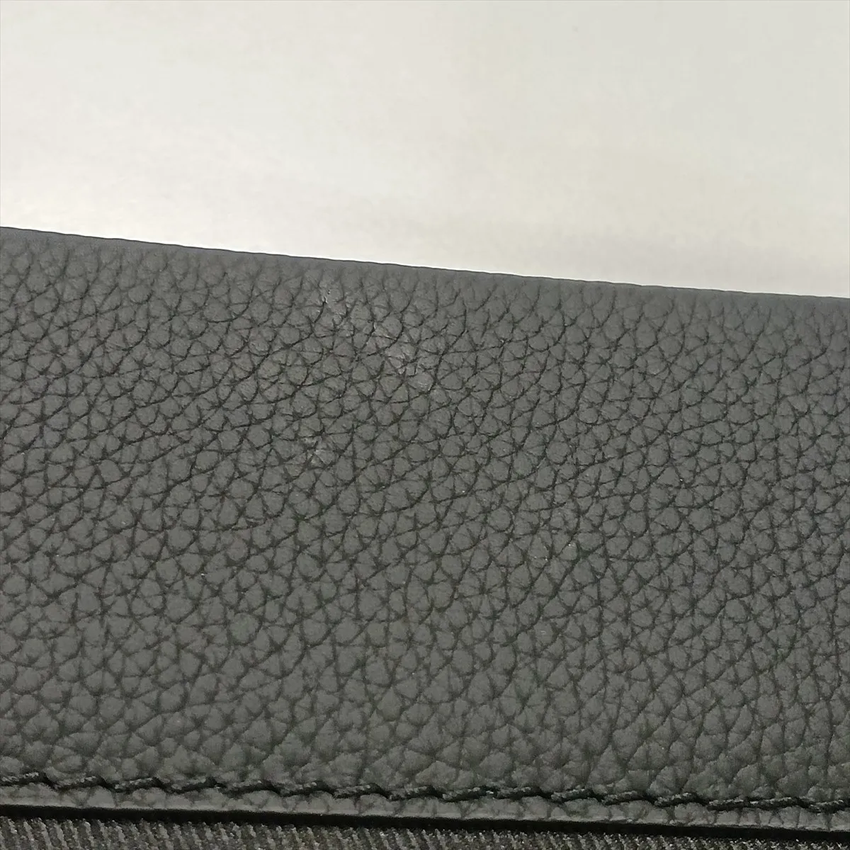 LV Aerogram Takeoff Messenger M24769 Black (RFID detected) — view 11