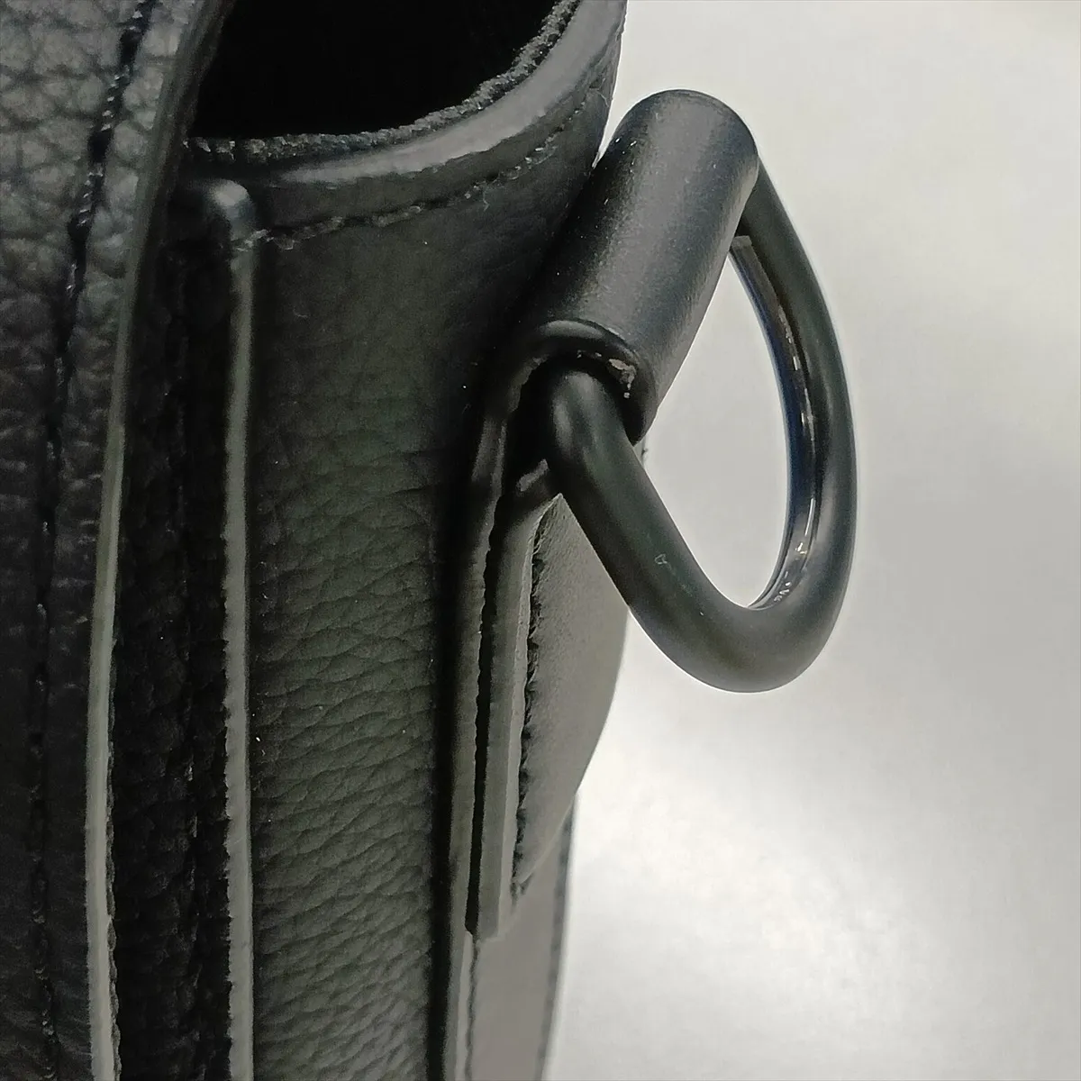 LV Aerogram Takeoff Messenger M24769 Black (RFID detected) — view 10