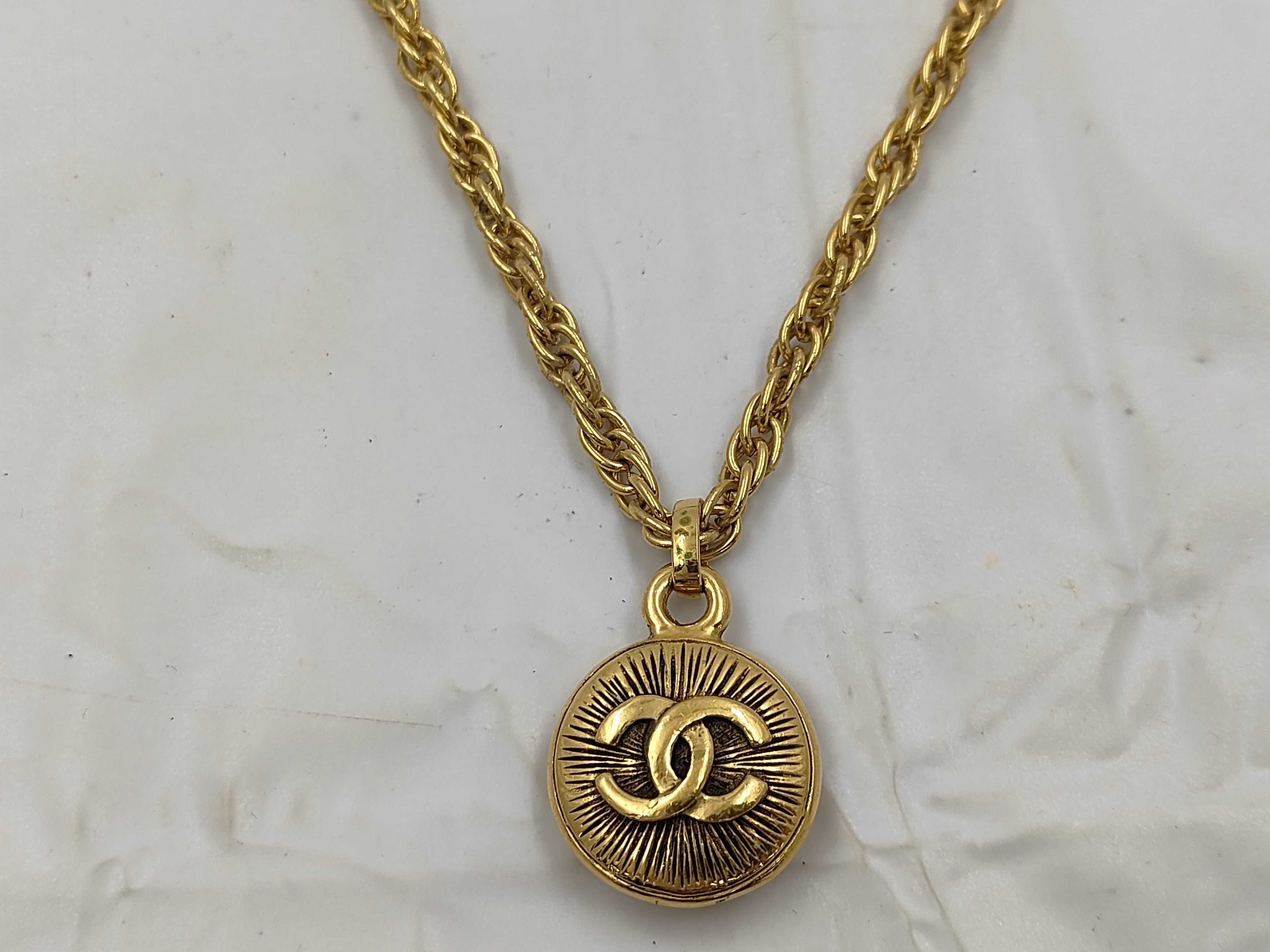 necklace with box, Sunburst design. — view 2