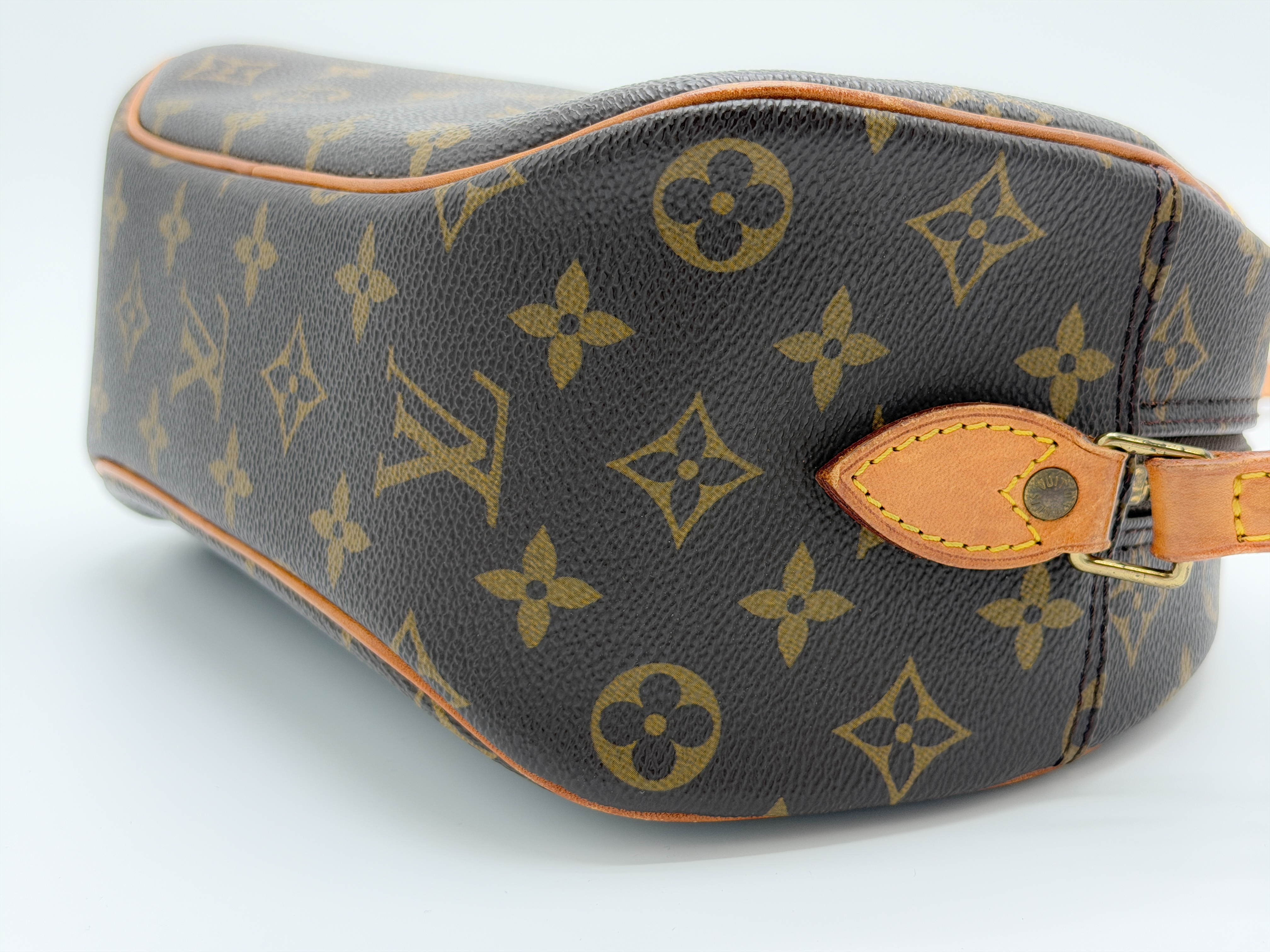 Monogram M51221 Blois Shoulder Bag (No stickiness) — view 8