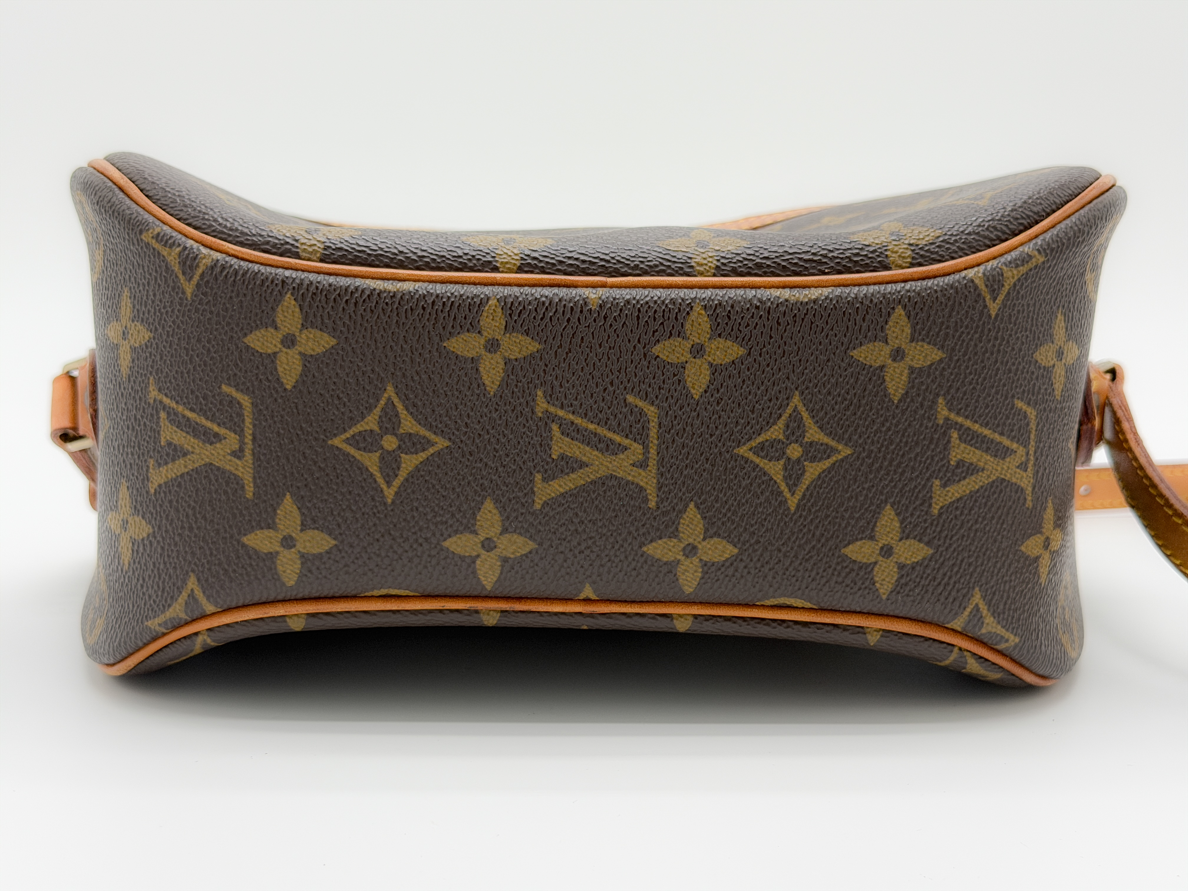 Monogram M51221 Blois Shoulder Bag (No stickiness) — view 10