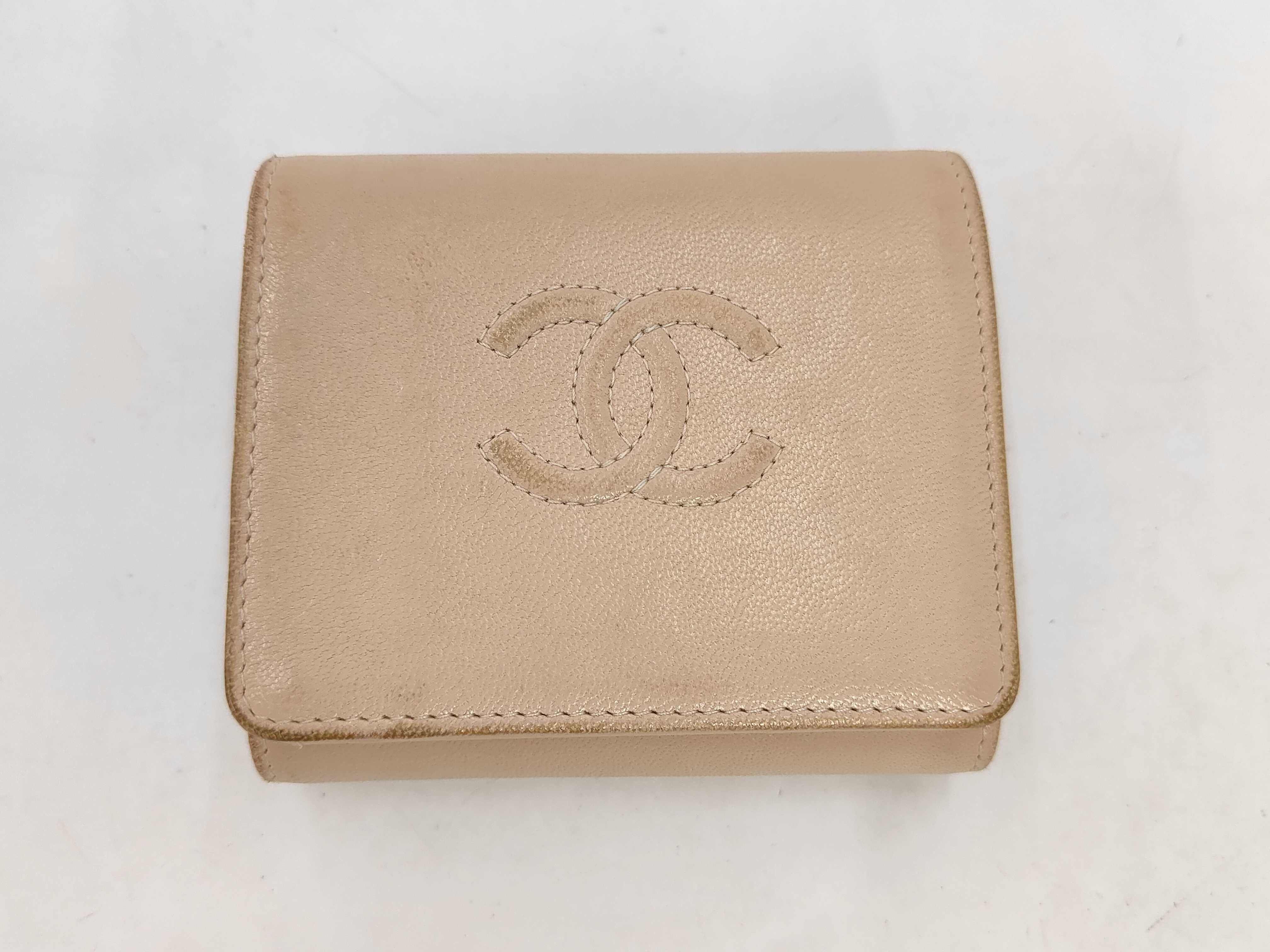 Tri-fold Compact Wallet. Accessories: Box, Guarantee Card.
