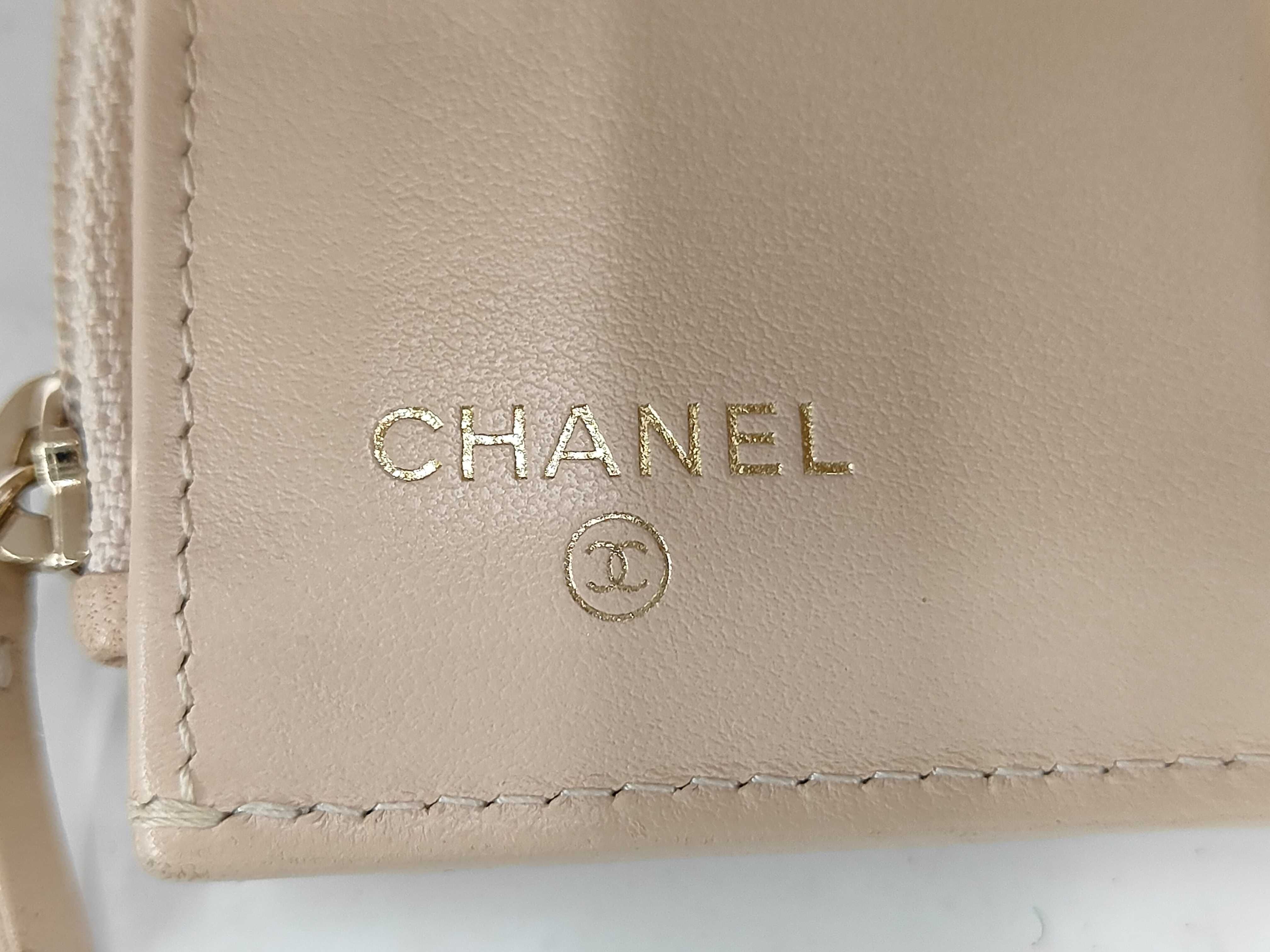 Tri-fold Compact Wallet. Accessories: Box, Guarantee Card. — view 11