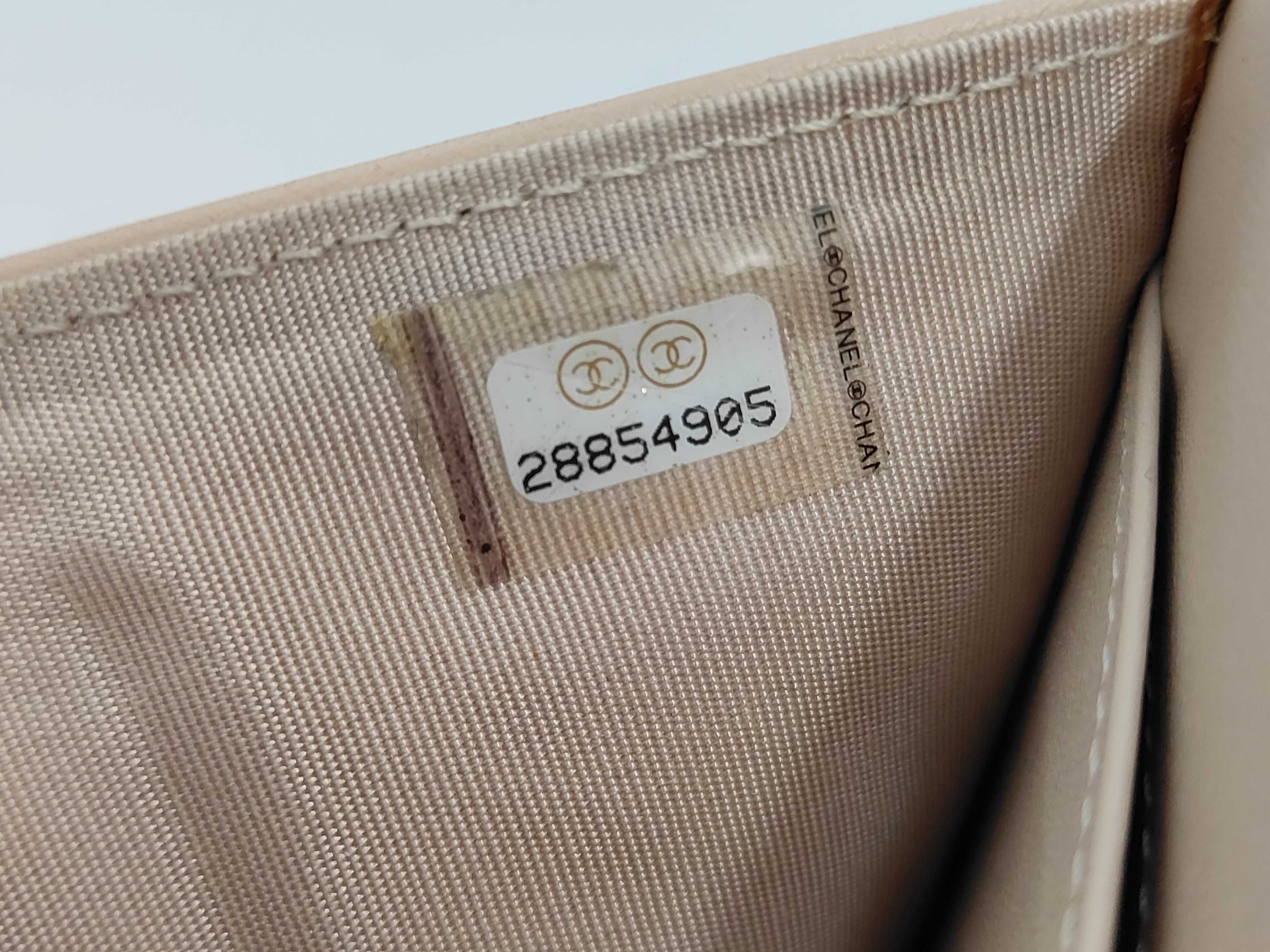 Tri-fold Compact Wallet. Accessories: Box, Guarantee Card. — view 12