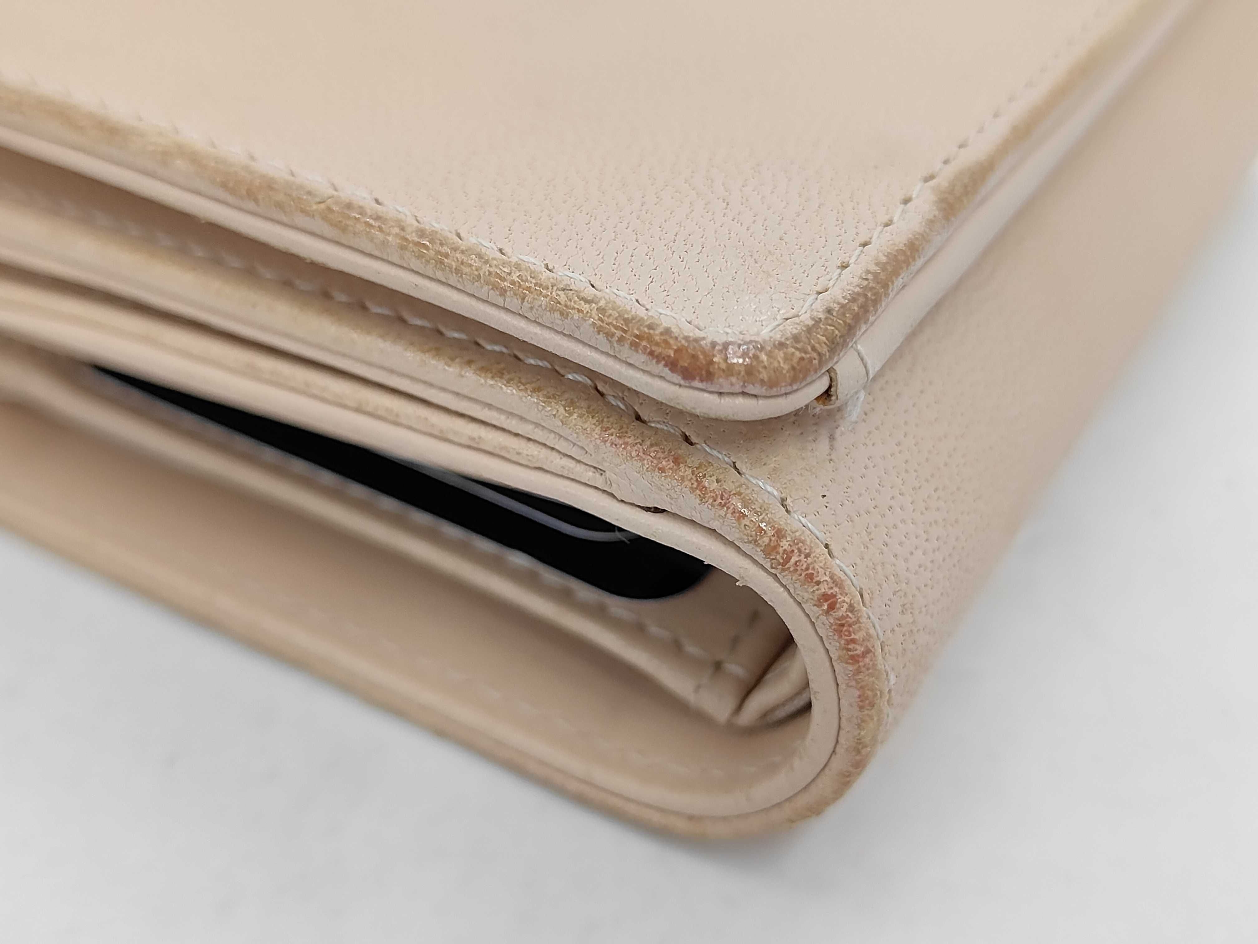 Tri-fold Compact Wallet. Accessories: Box, Guarantee Card. — view 4