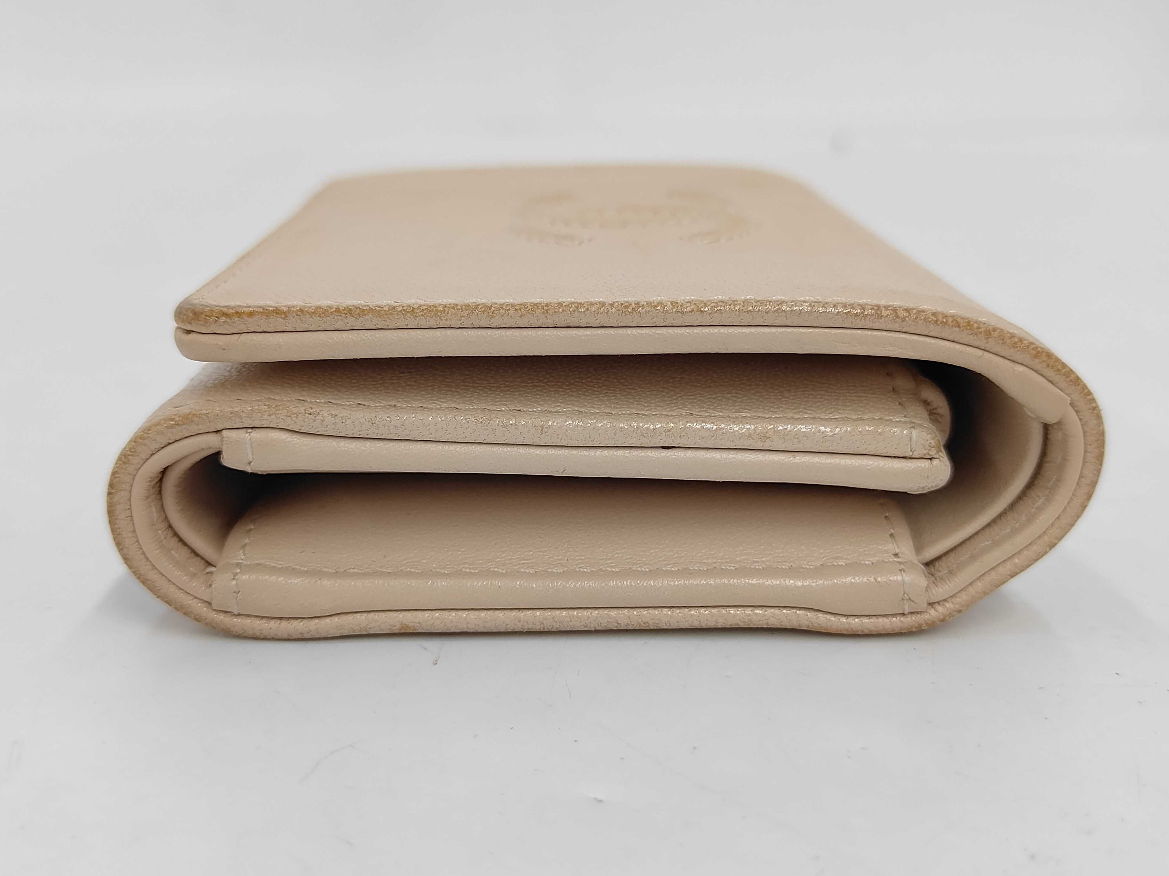 Tri-fold Compact Wallet. Accessories: Box, Guarantee Card. — view 5
