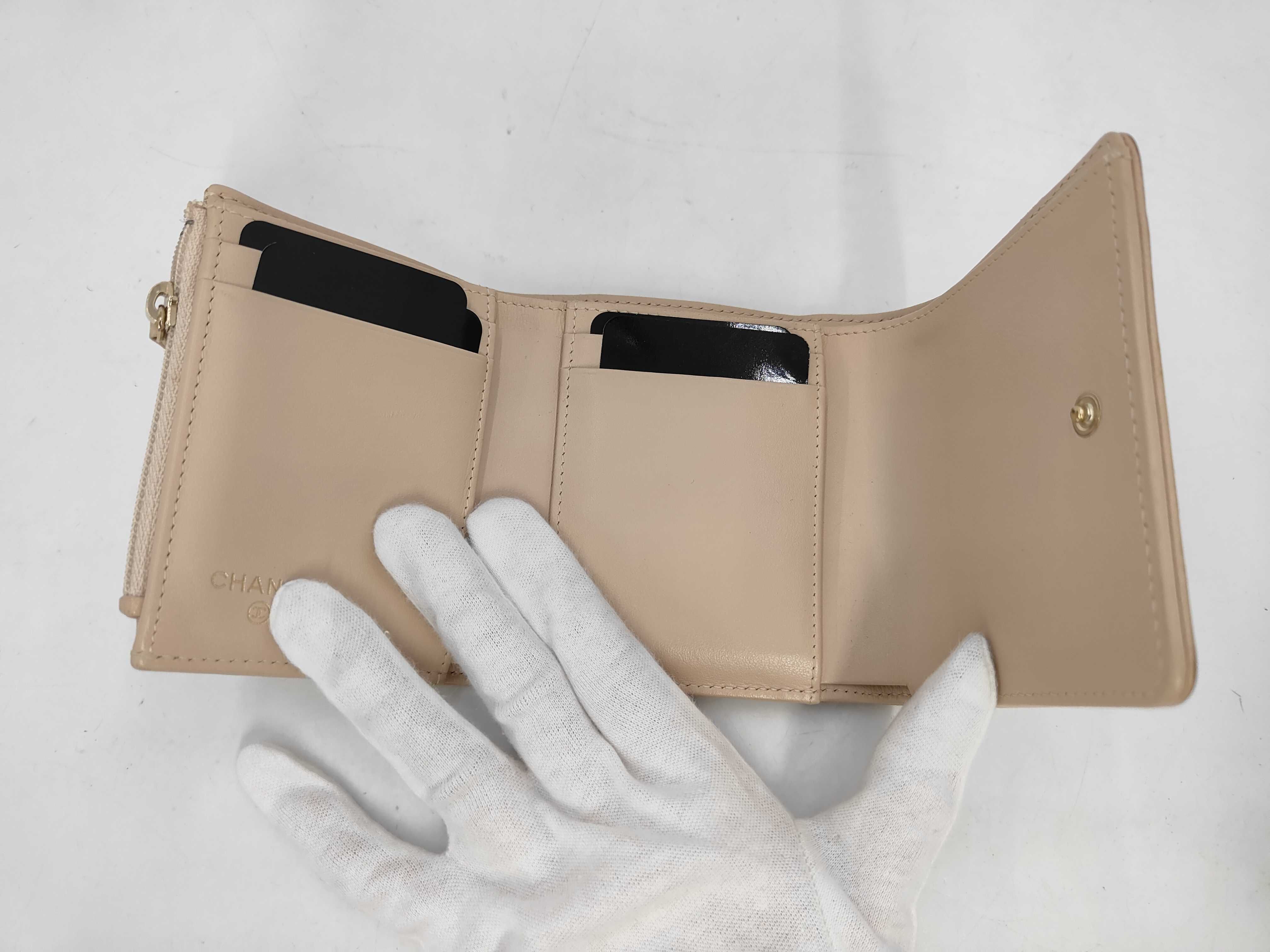 Tri-fold Compact Wallet. Accessories: Box, Guarantee Card. — view 7