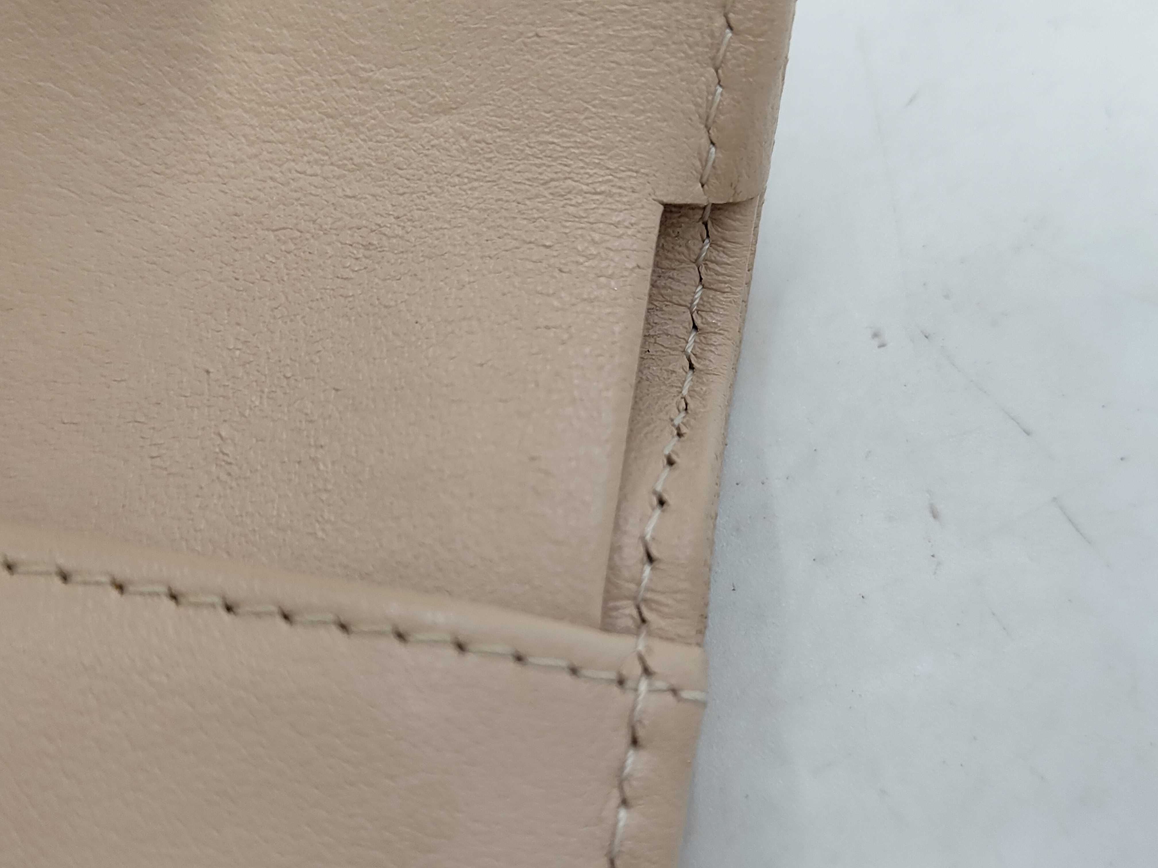 Tri-fold Compact Wallet. Accessories: Box, Guarantee Card. — view 10