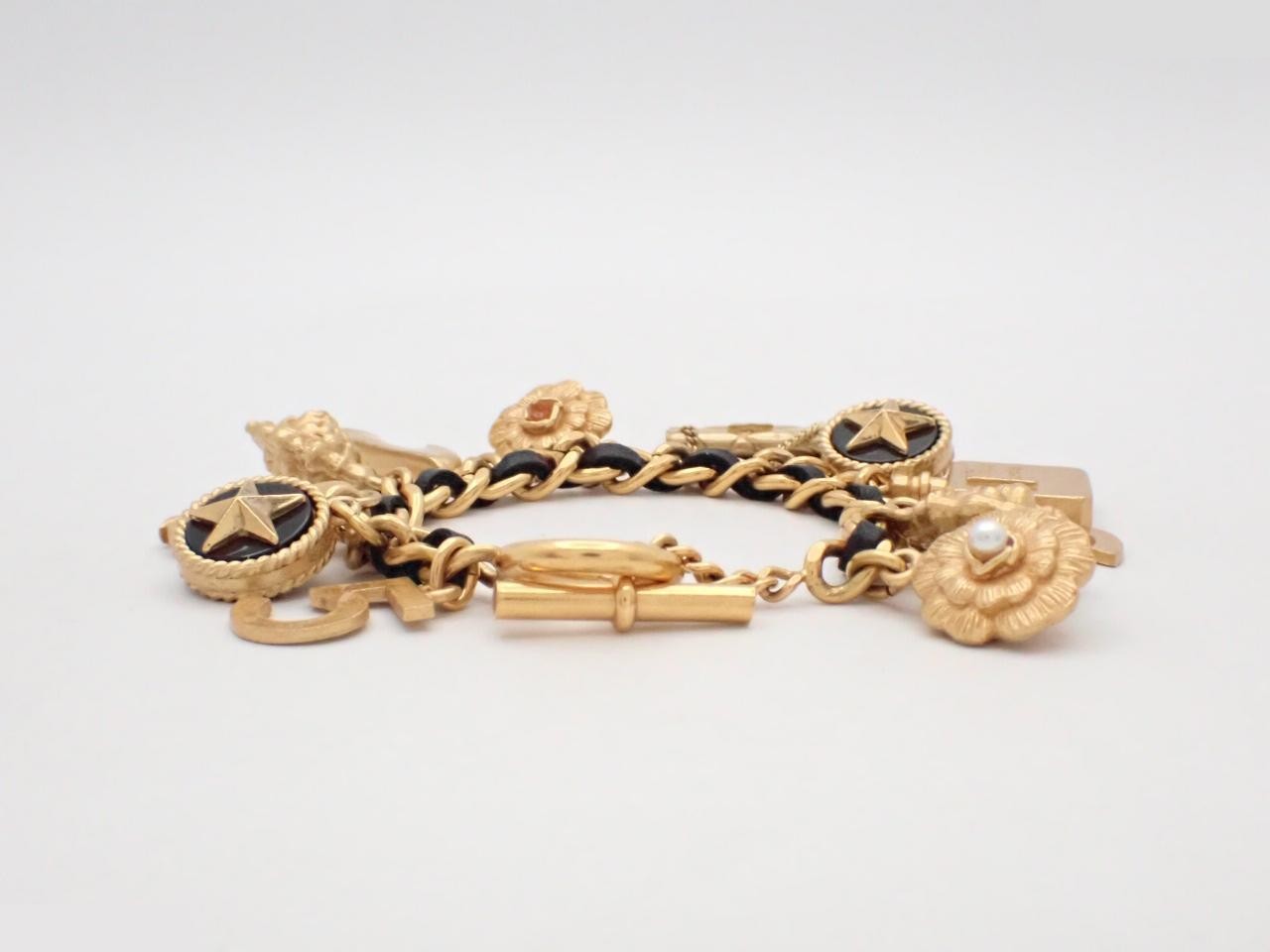 Multi-icon charm bracelet, wrist circumference approximately 17.5 cm — view 2