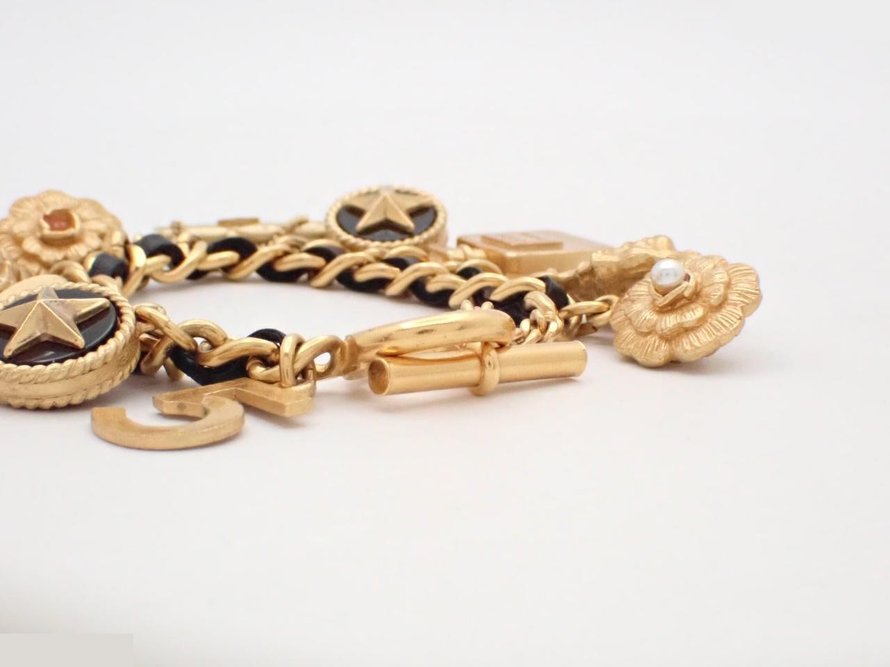 Multi-icon charm bracelet, wrist circumference approximately 17.5 cm — view 3