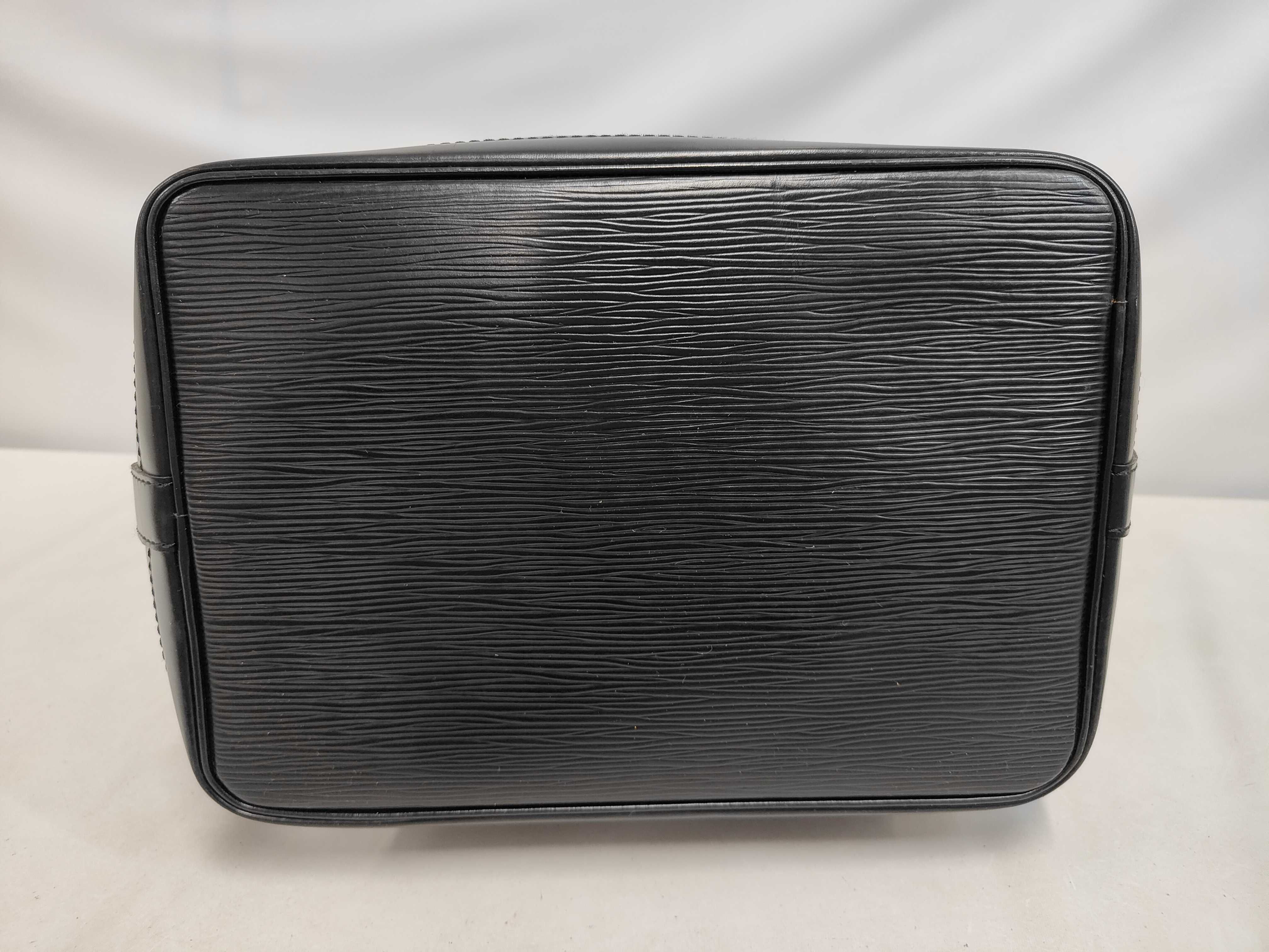 Epi M59002 Noé Noir Shoulder Bag — view 4