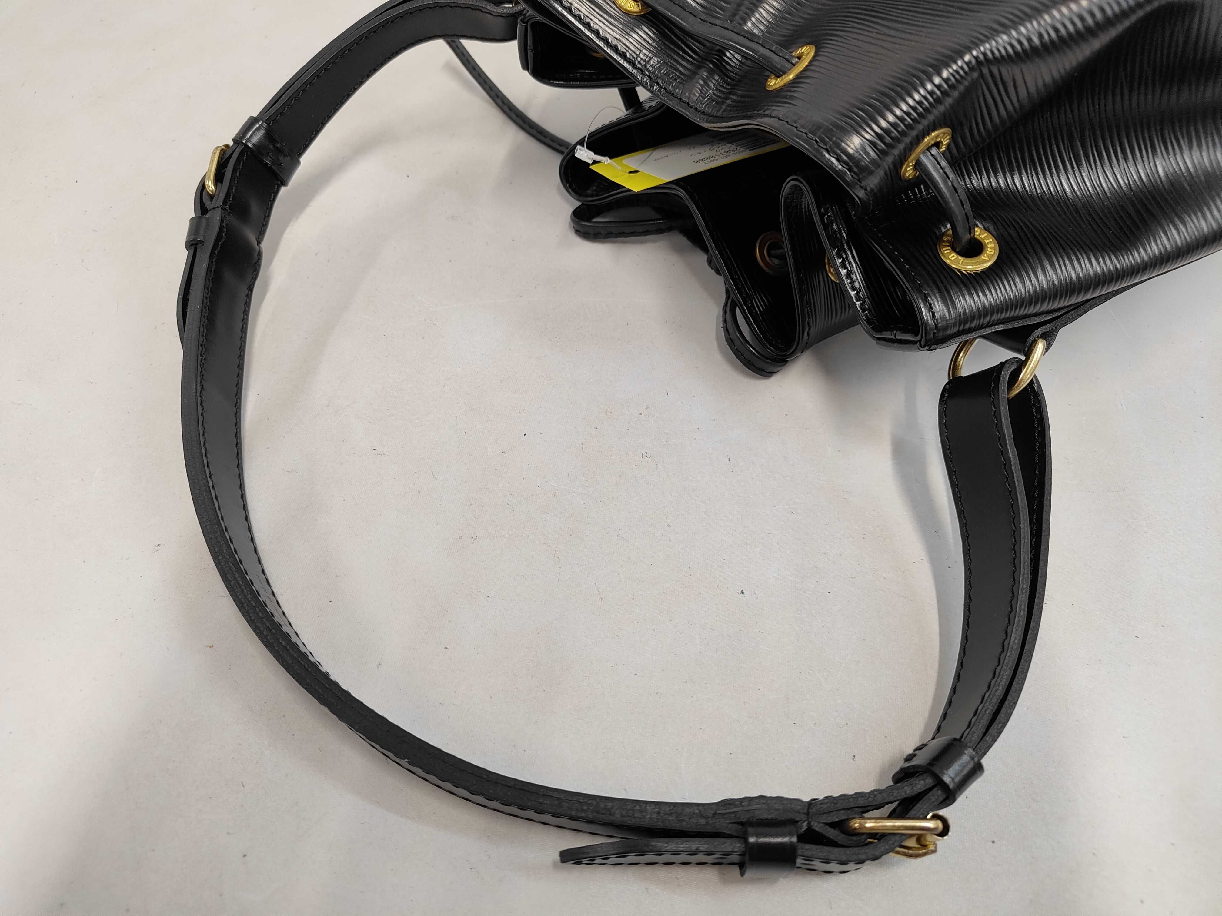 Epi M59002 Noé Noir Shoulder Bag — view 5