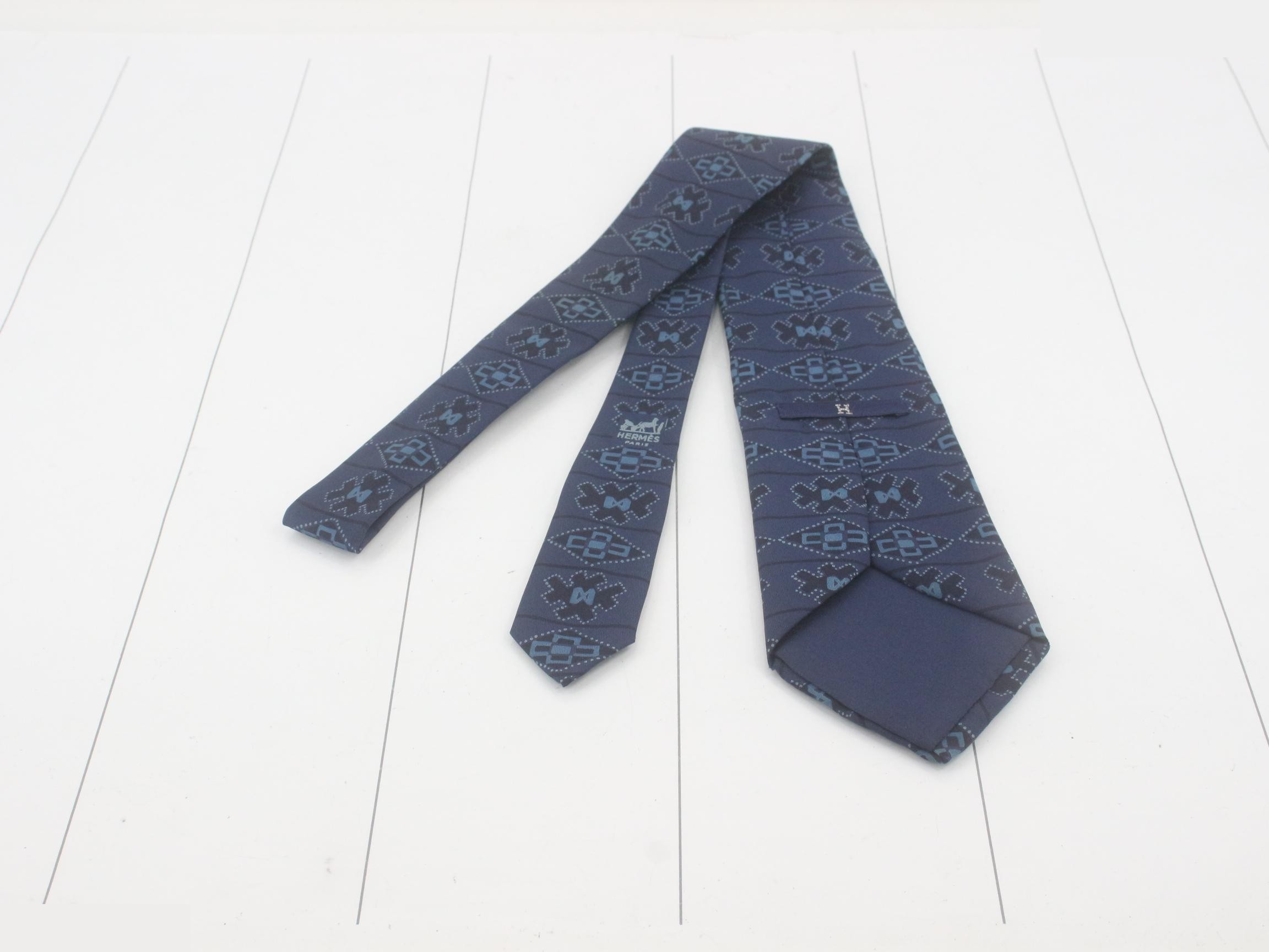 tie — view 2