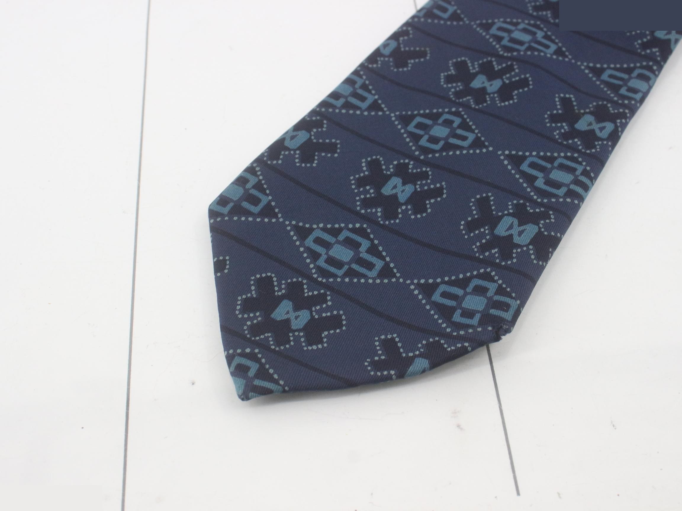 tie — view 3
