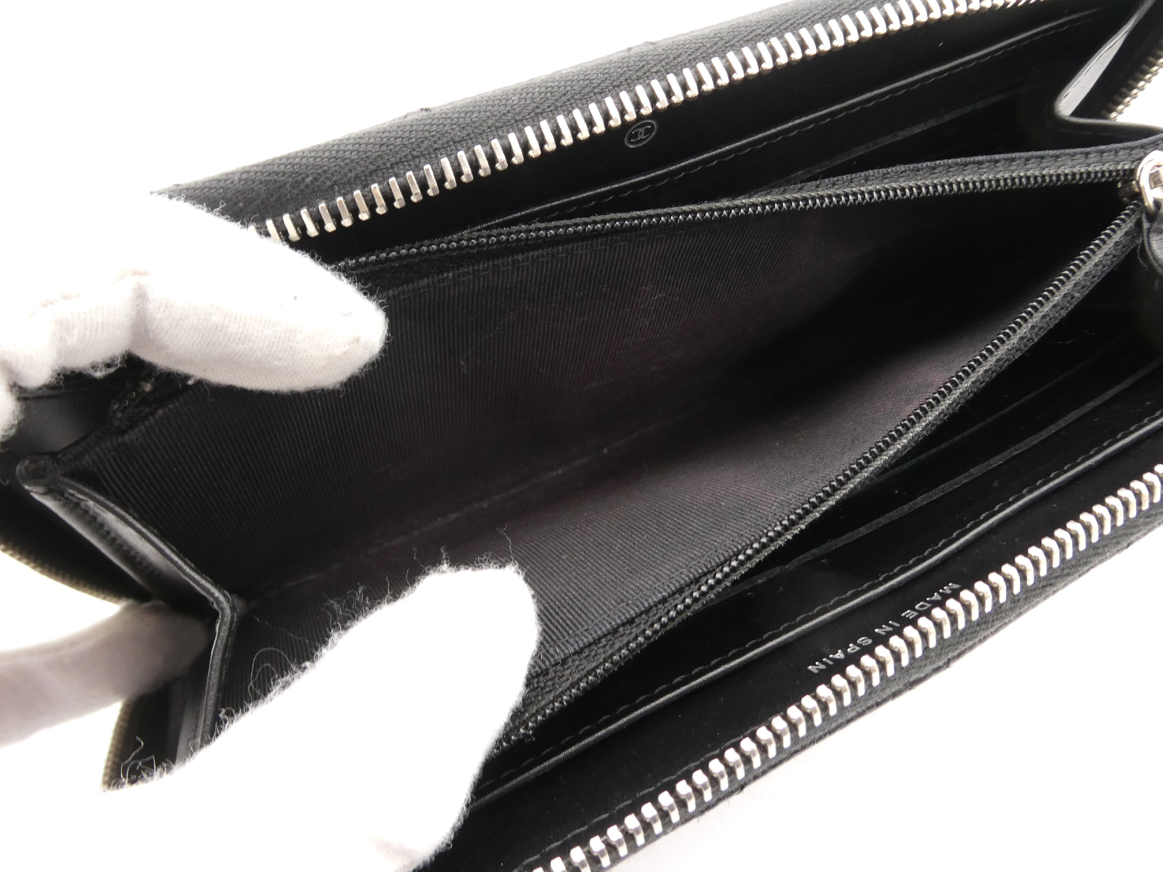 Matelassé Coco Mark Caviar Skin Round Zip Wallet — view 8