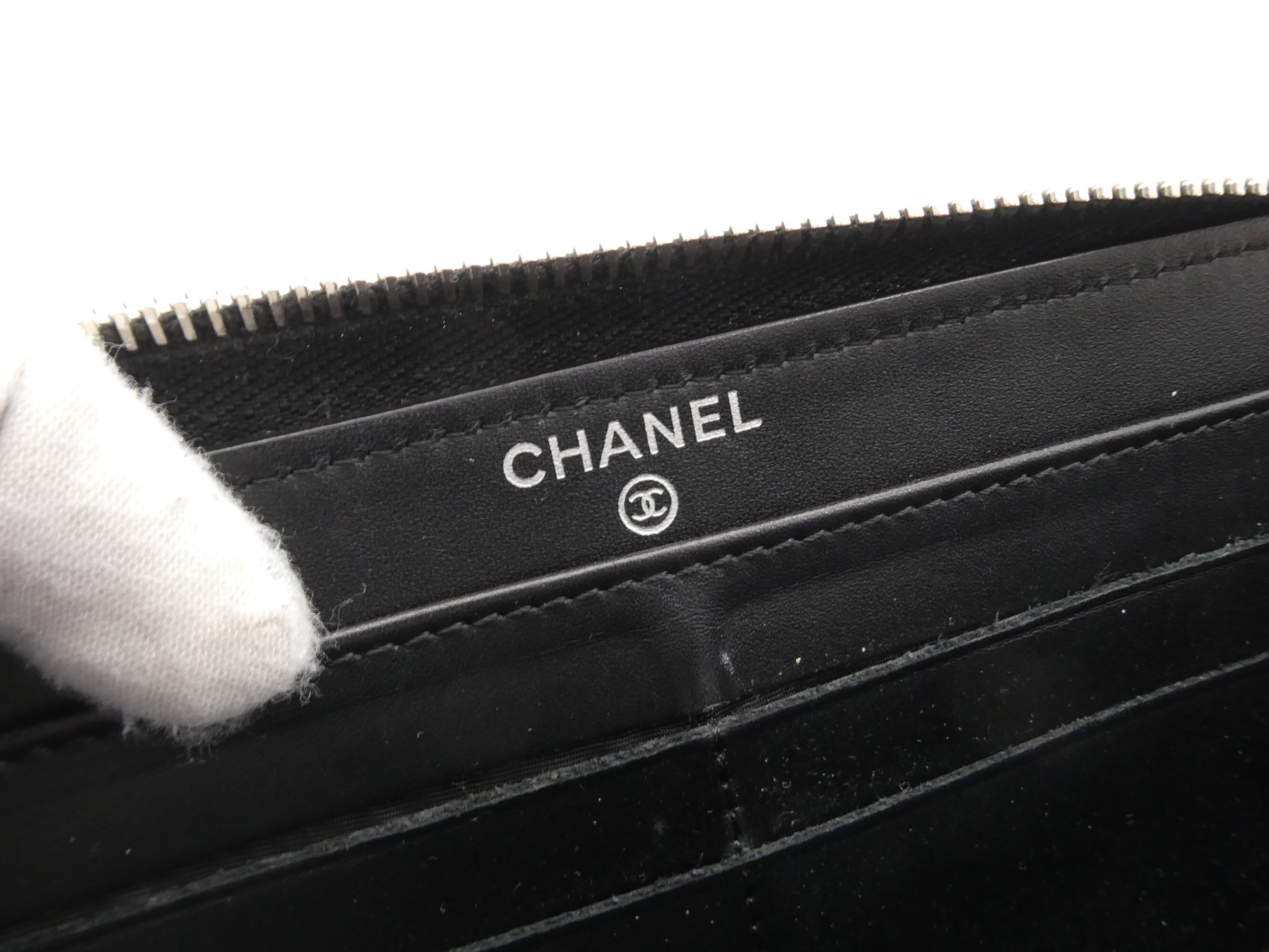 Matelassé Coco Mark Caviar Skin Round Zip Wallet — view 9