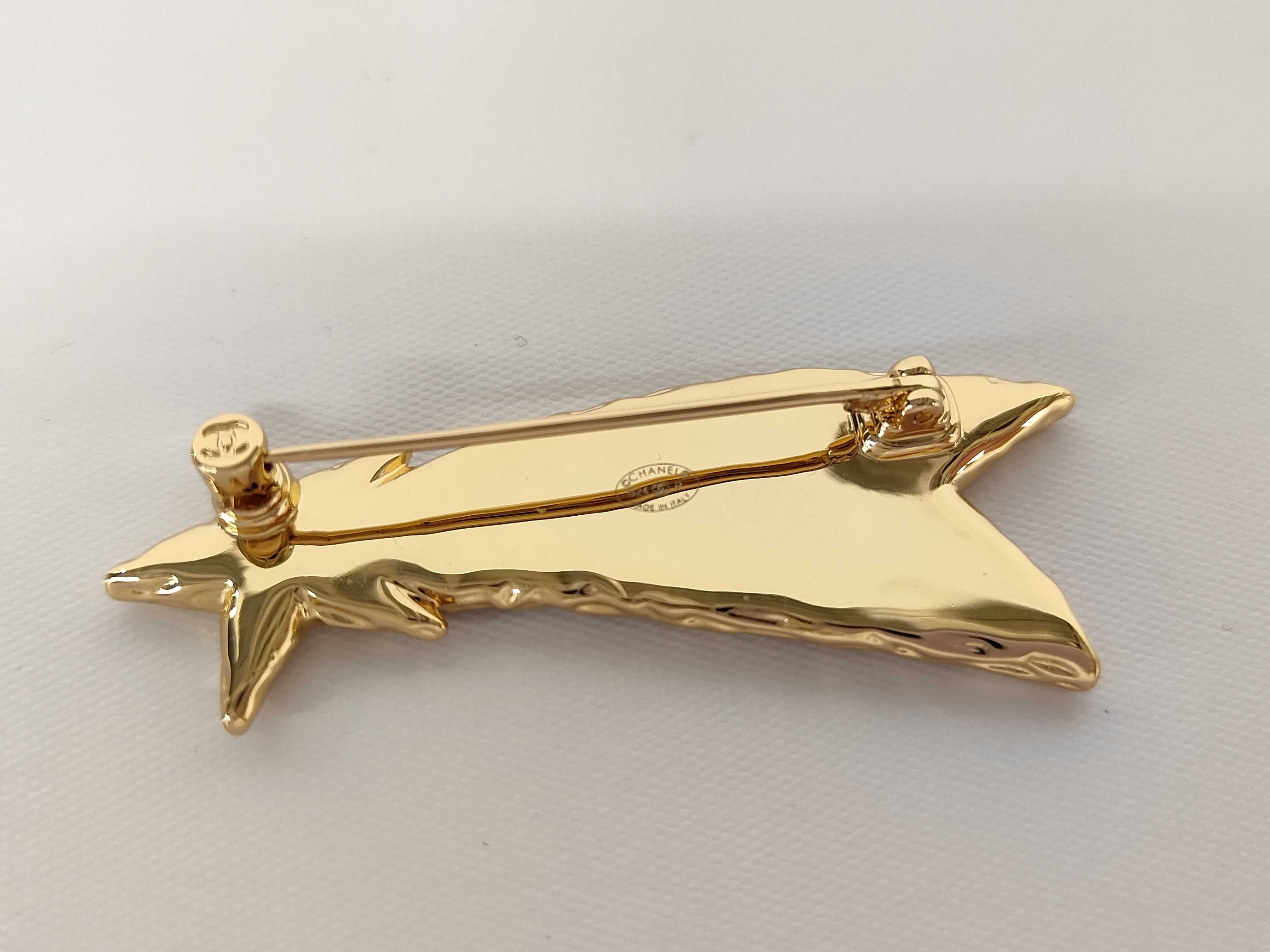 B24P Brooch — view 2