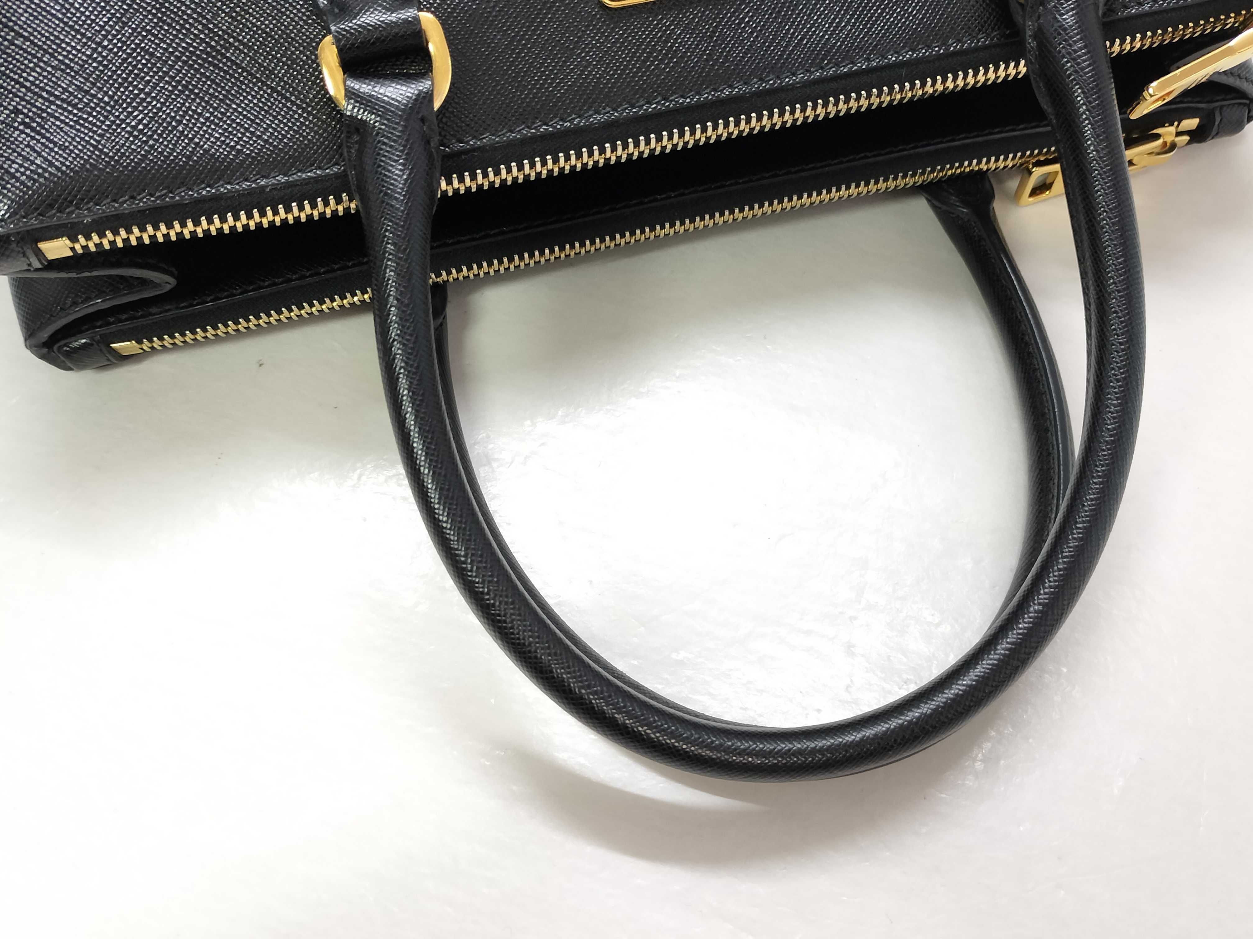 KR- Saffiano Lux Galleria Leather 2-Way Handbag Black BN1801 Handbag — view 3