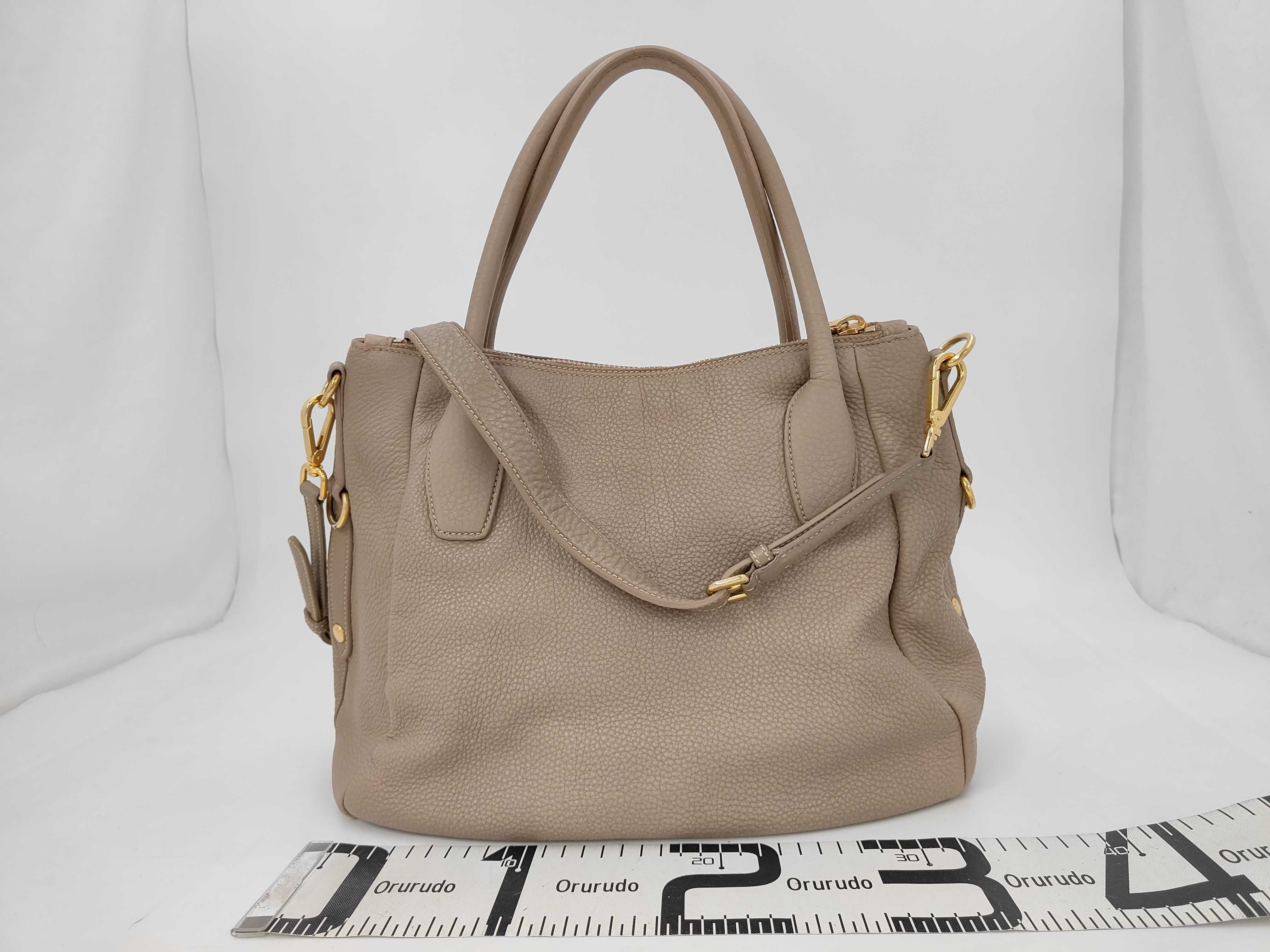 Vitello Daino Lettering Logo 2WAY Handbag Beige Gray BR4992 — view 2