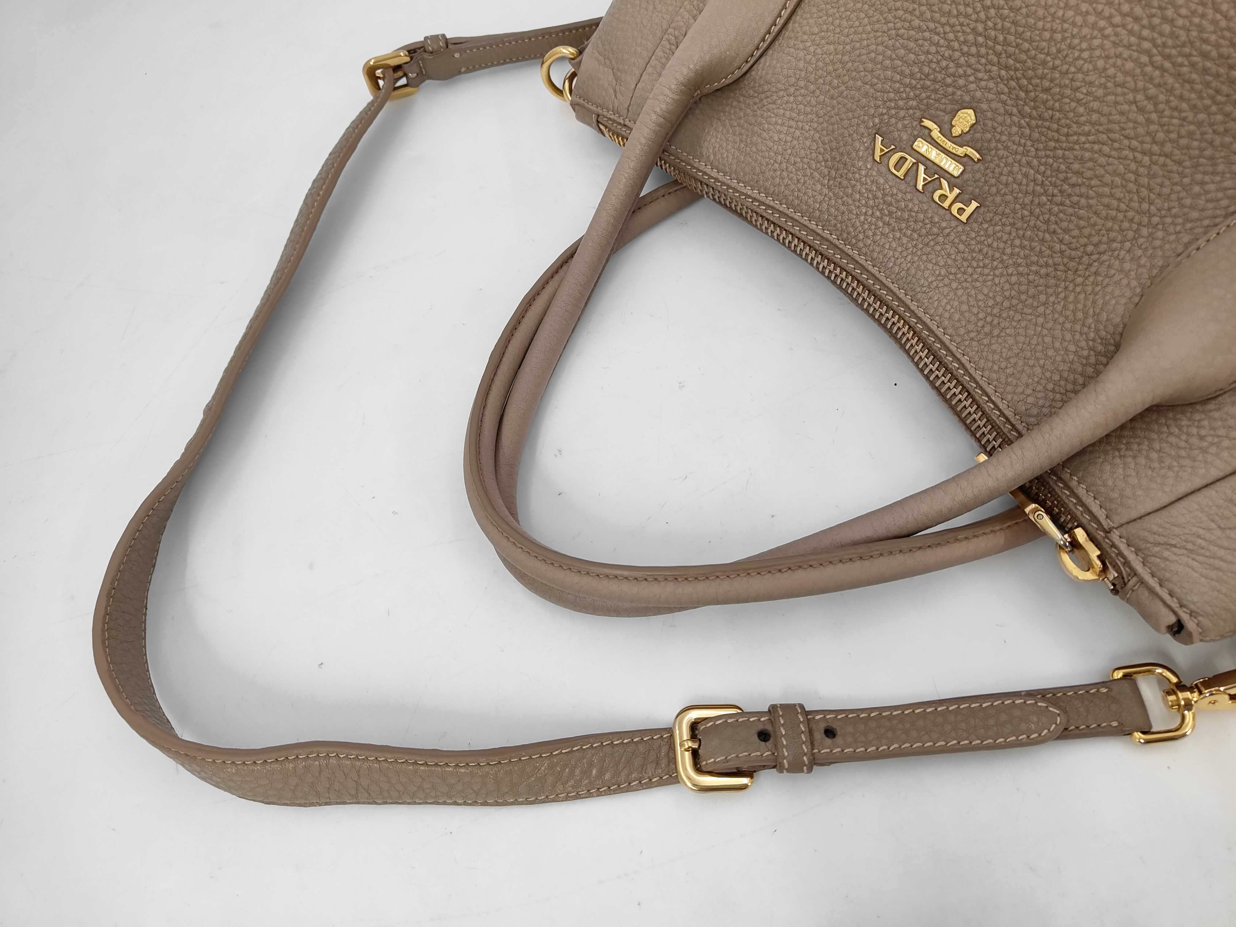 Vitello Daino Lettering Logo 2WAY Handbag Beige Gray BR4992 — view 4