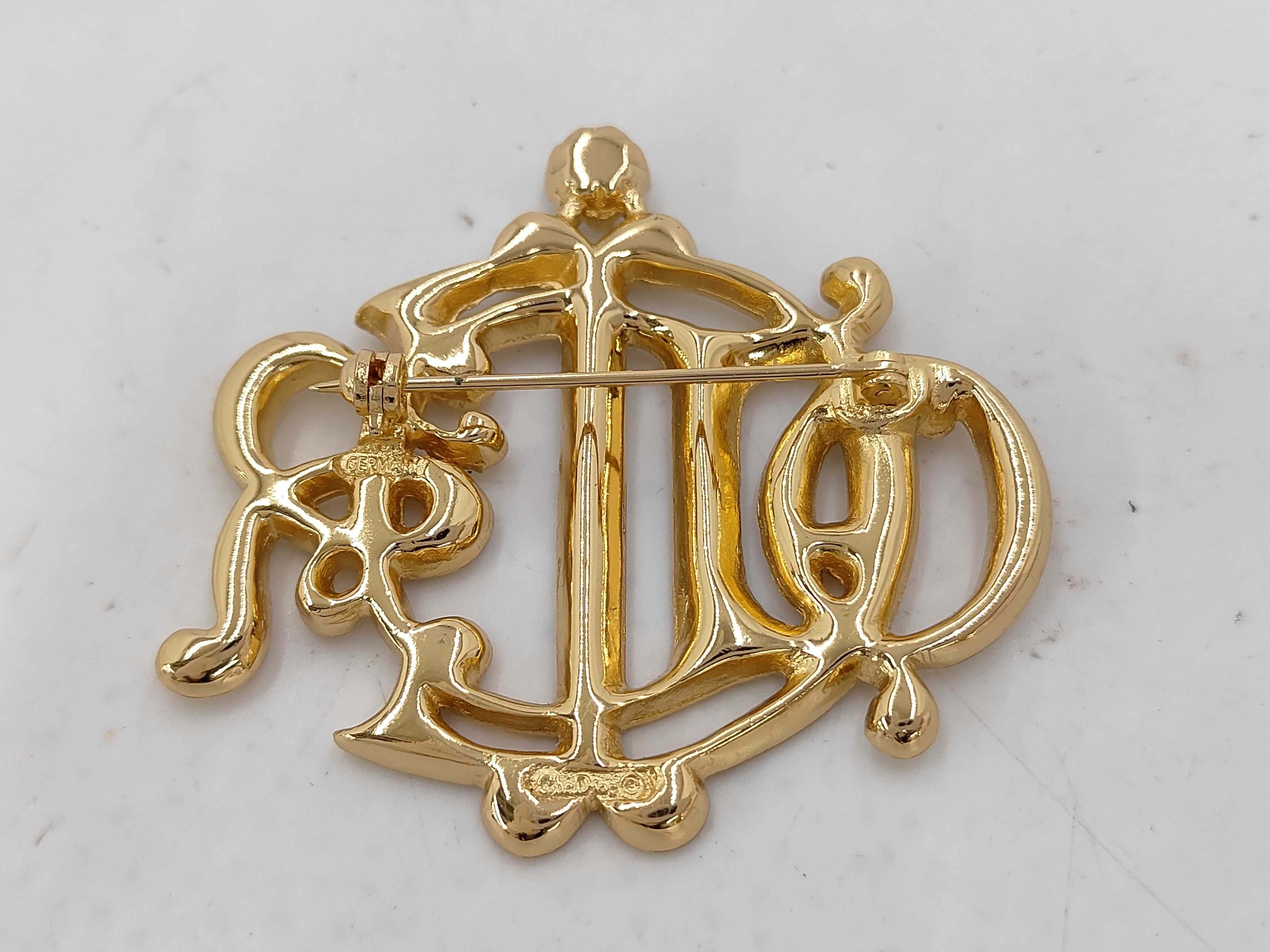 brooch — view 2