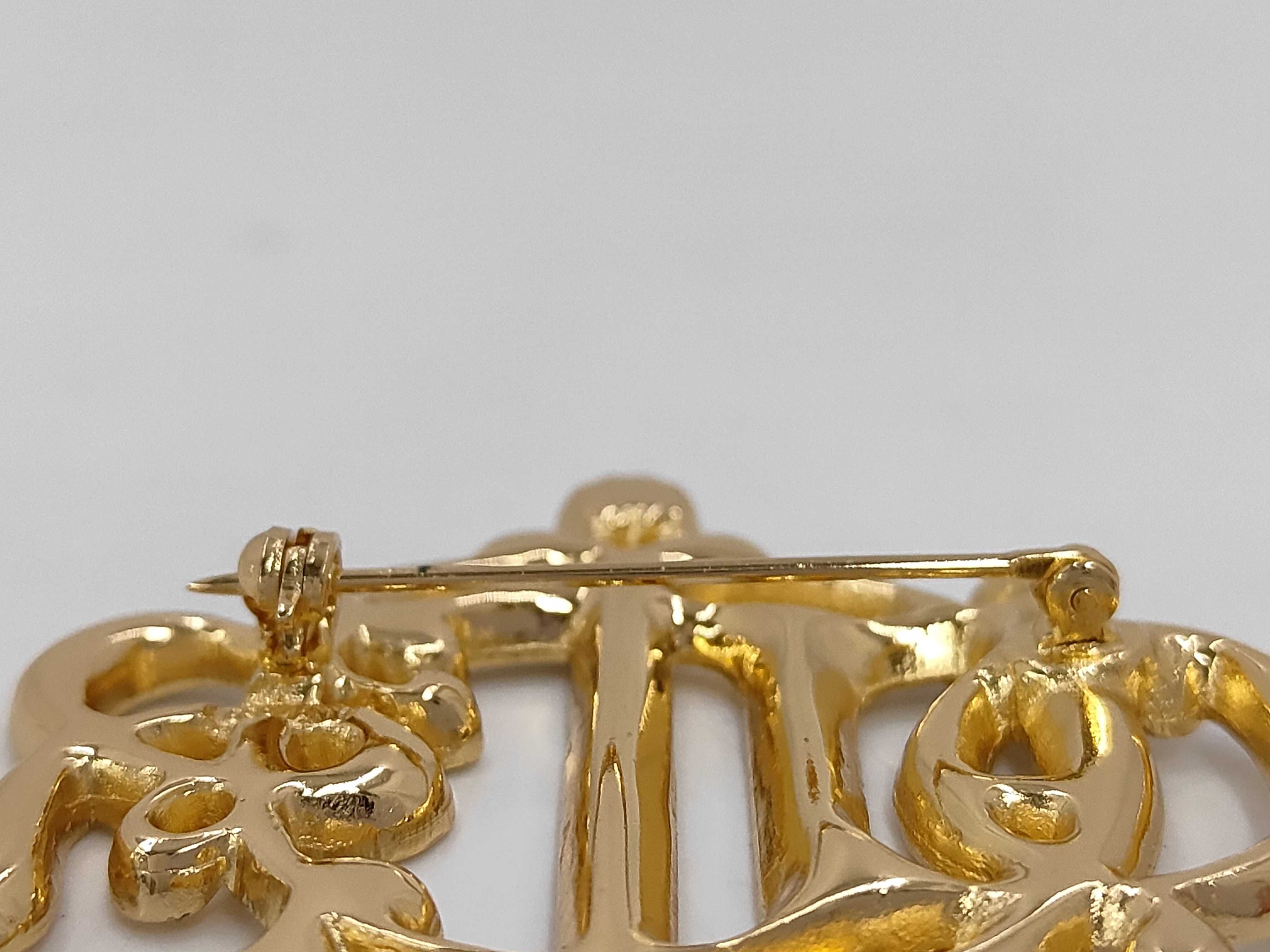 brooch — view 3