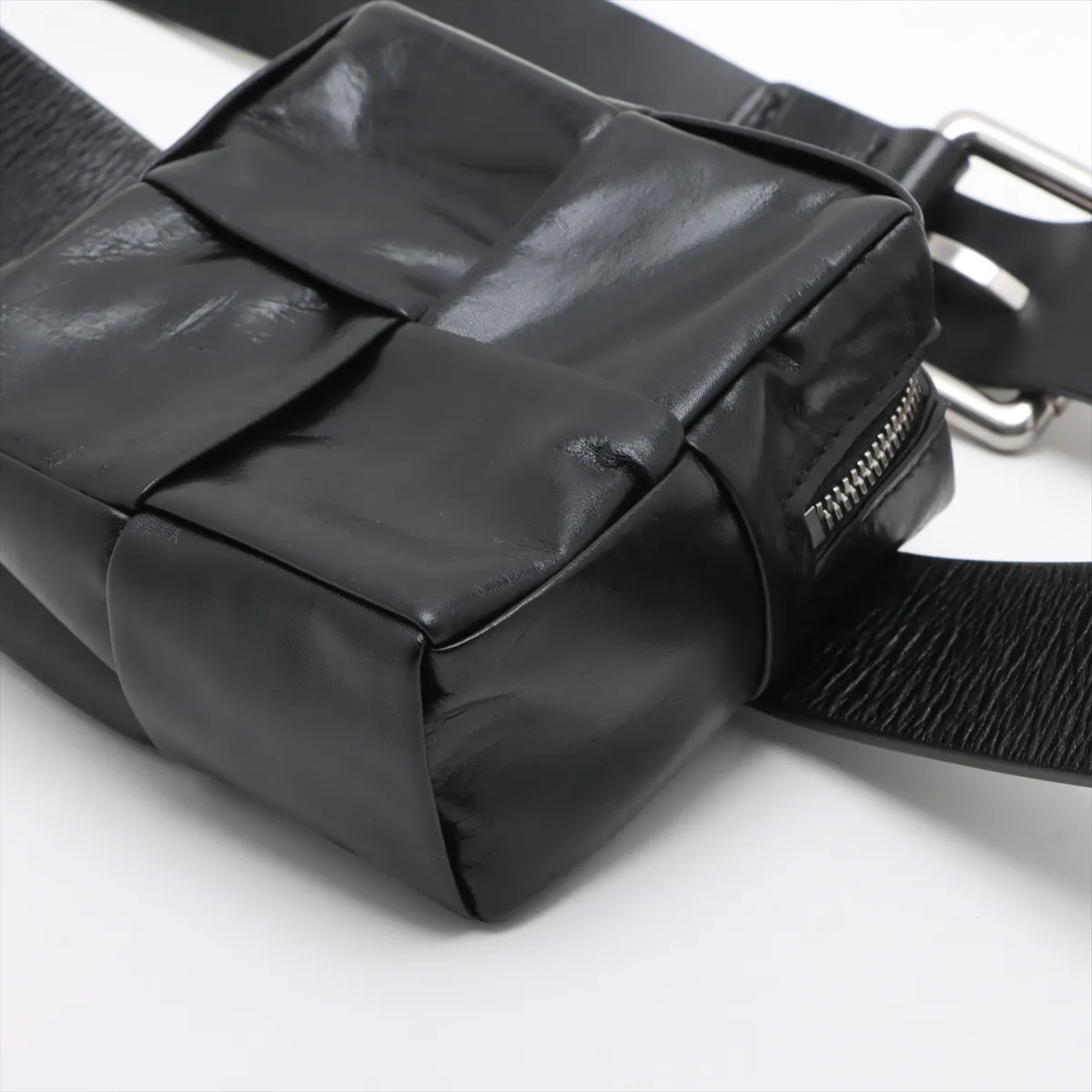 Maxi Intrecciato Cassette Leather Waist Pouch Black — view 3