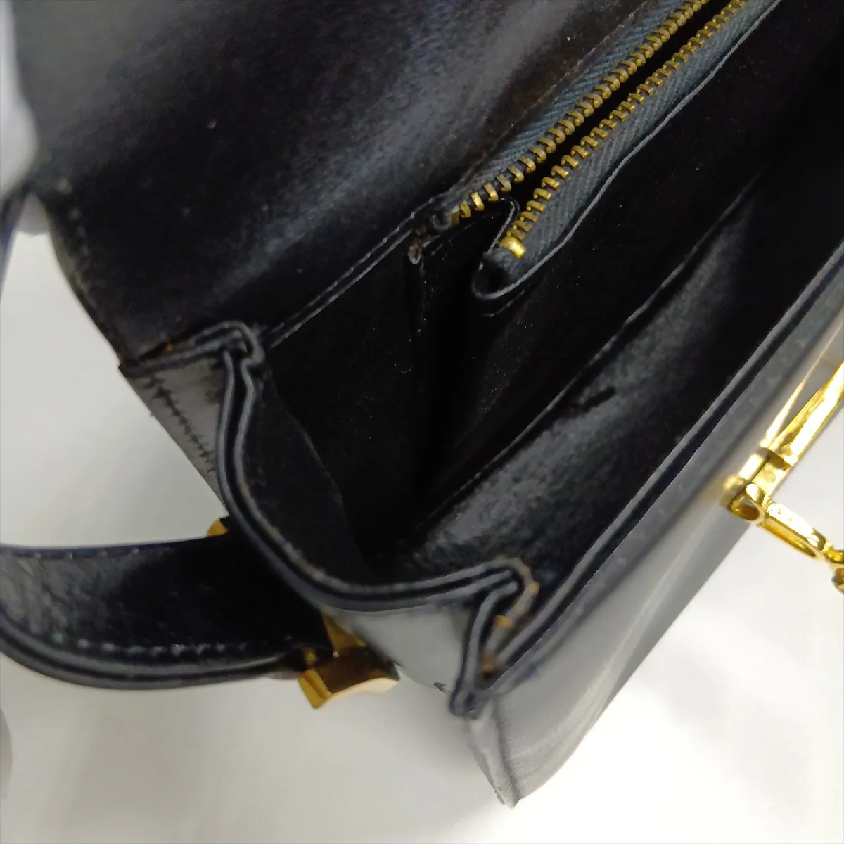 leather shoulder bag with carriage hardware, black. — view 14