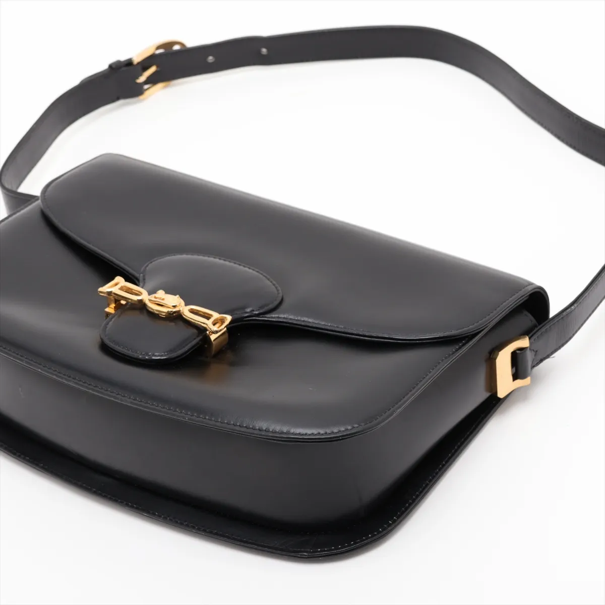 leather shoulder bag with carriage hardware, black. — view 3