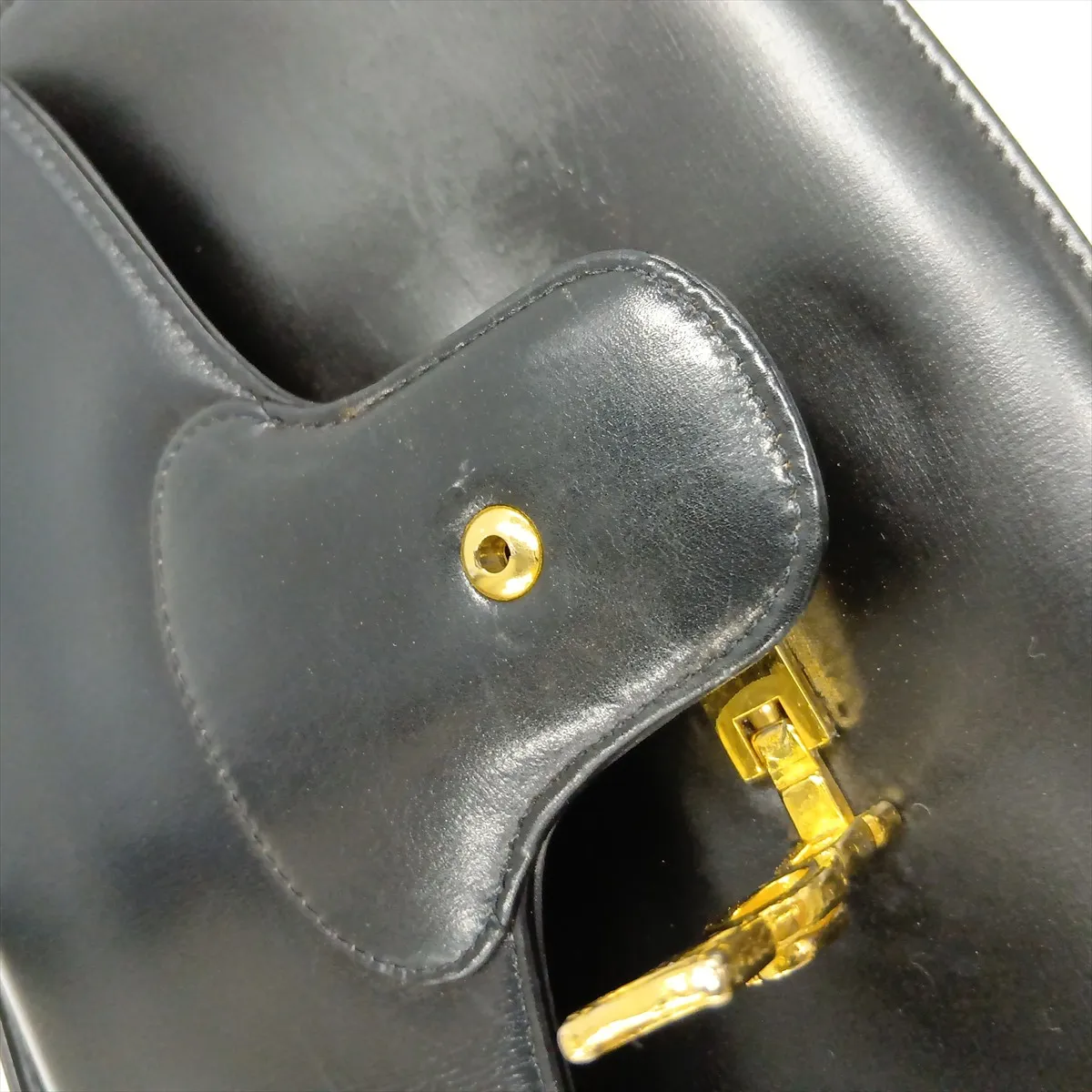 leather shoulder bag with carriage hardware, black. — view 9