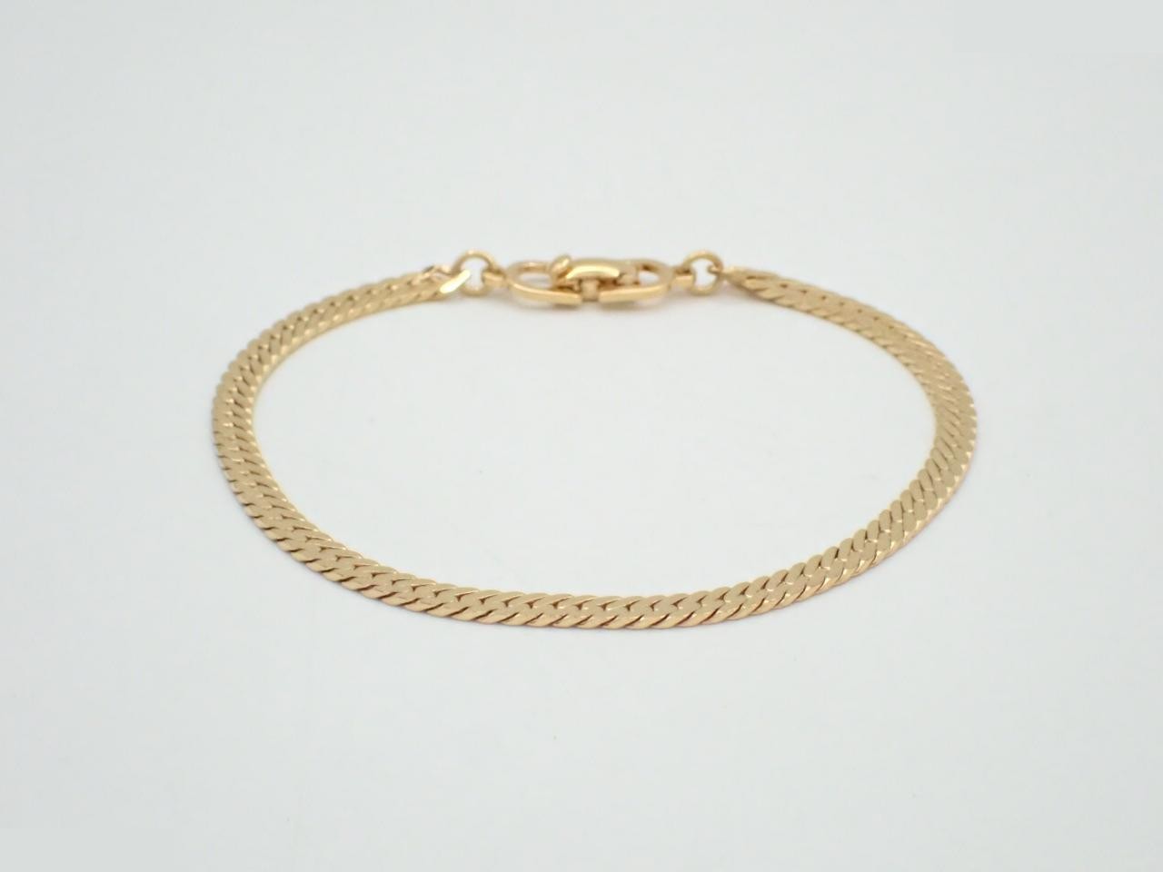 Other lines: Precious metal bracelets and bangles (metal), wrist circumference approximately 18 cm.