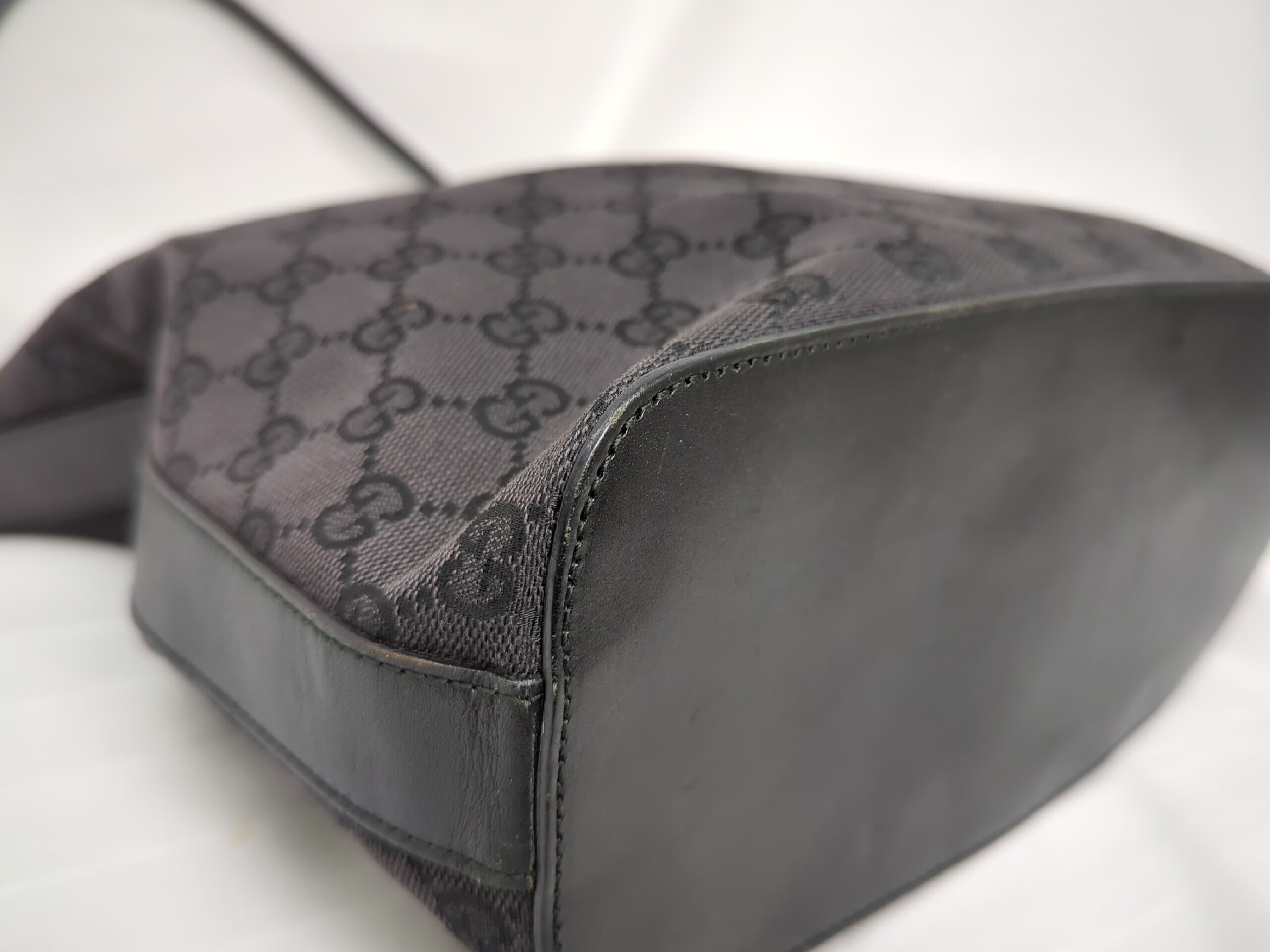 GG Canvas One-Shoulder Bag Handbag — view 3