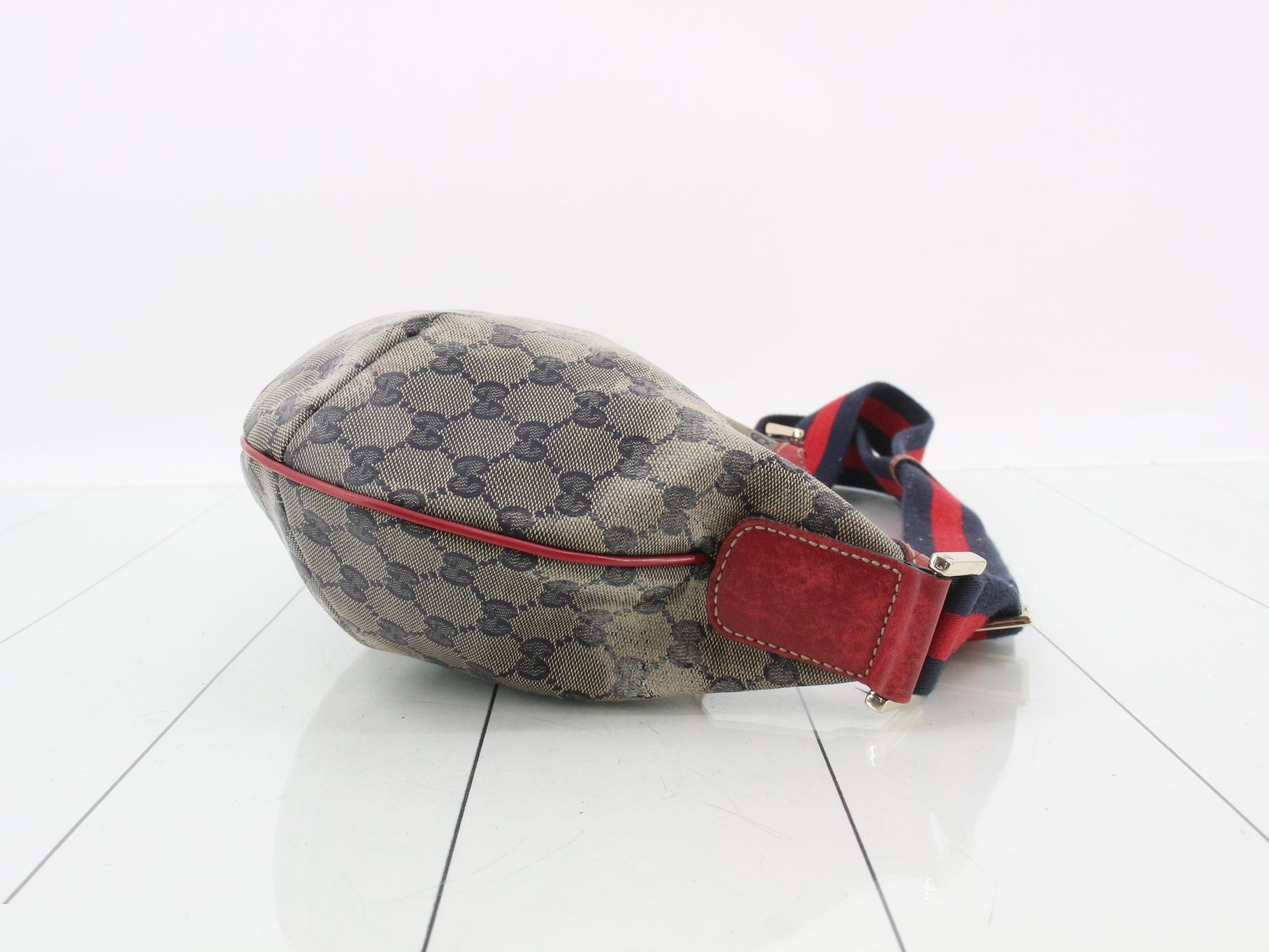 GG Supreme Shoulder Bag — view 3