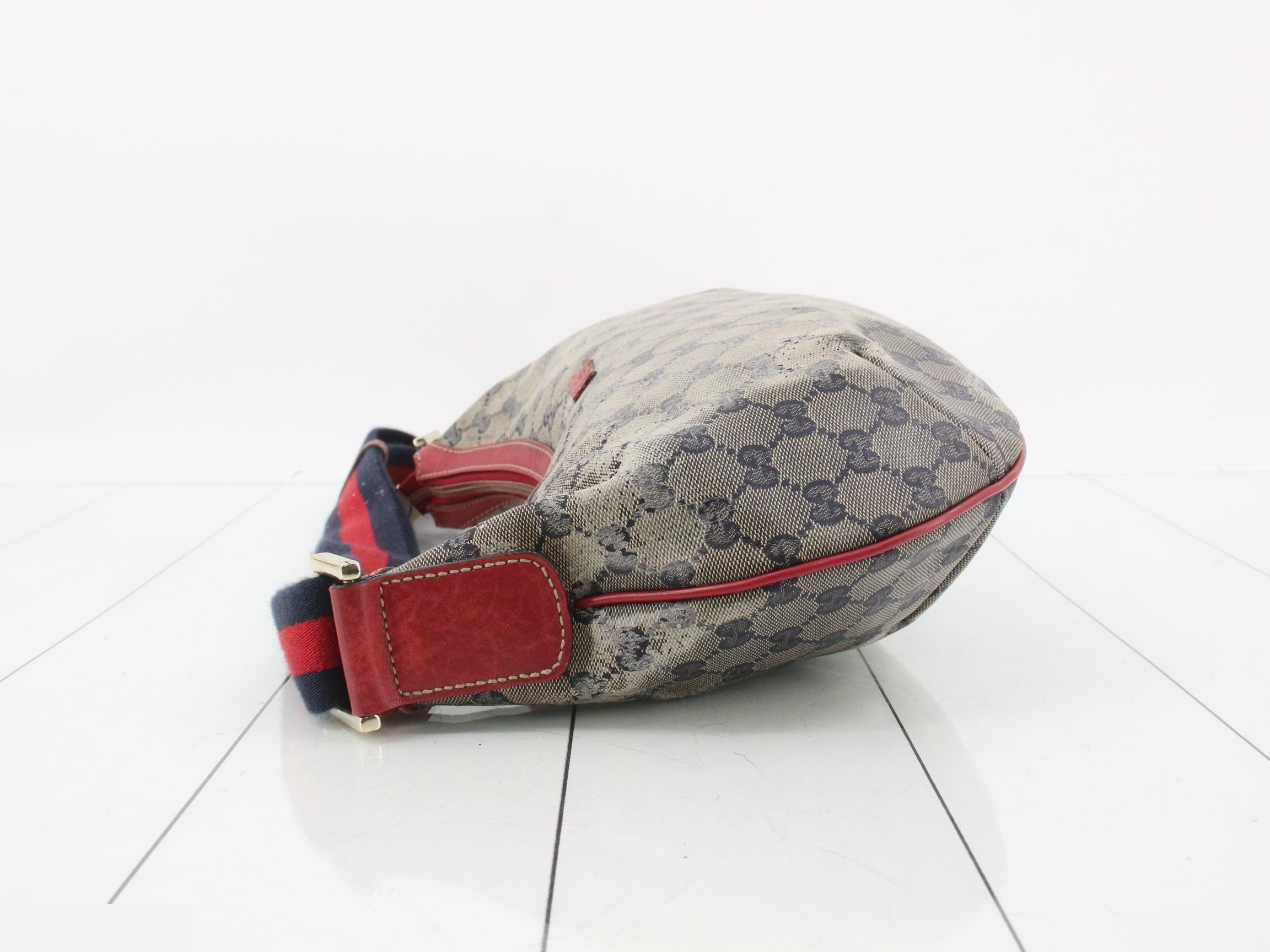 GG Supreme Shoulder Bag — view 4