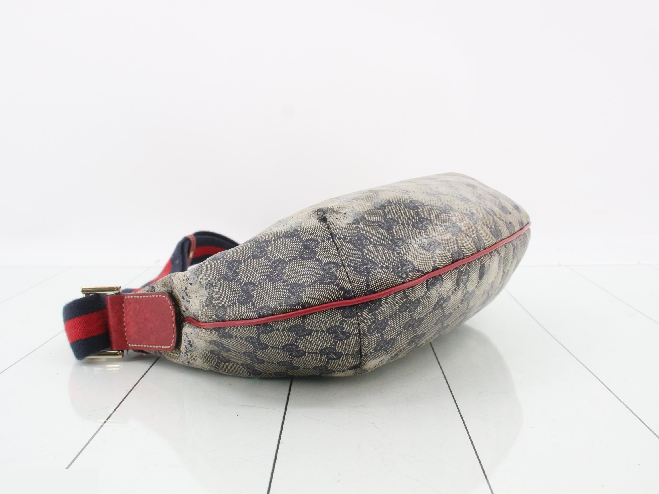 GG Supreme Shoulder Bag — view 5