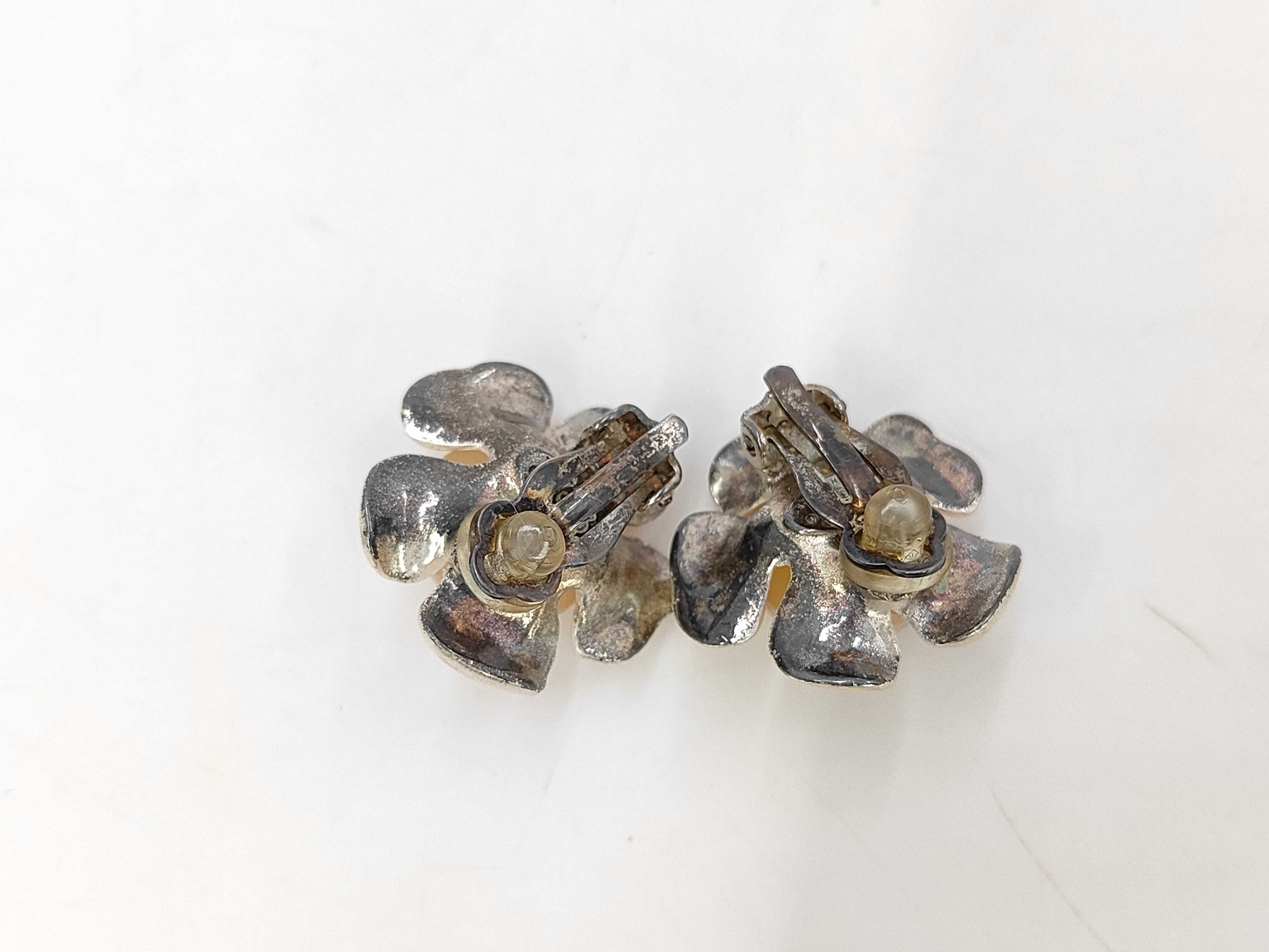 Camellia Motif Earrings 00T — view 2