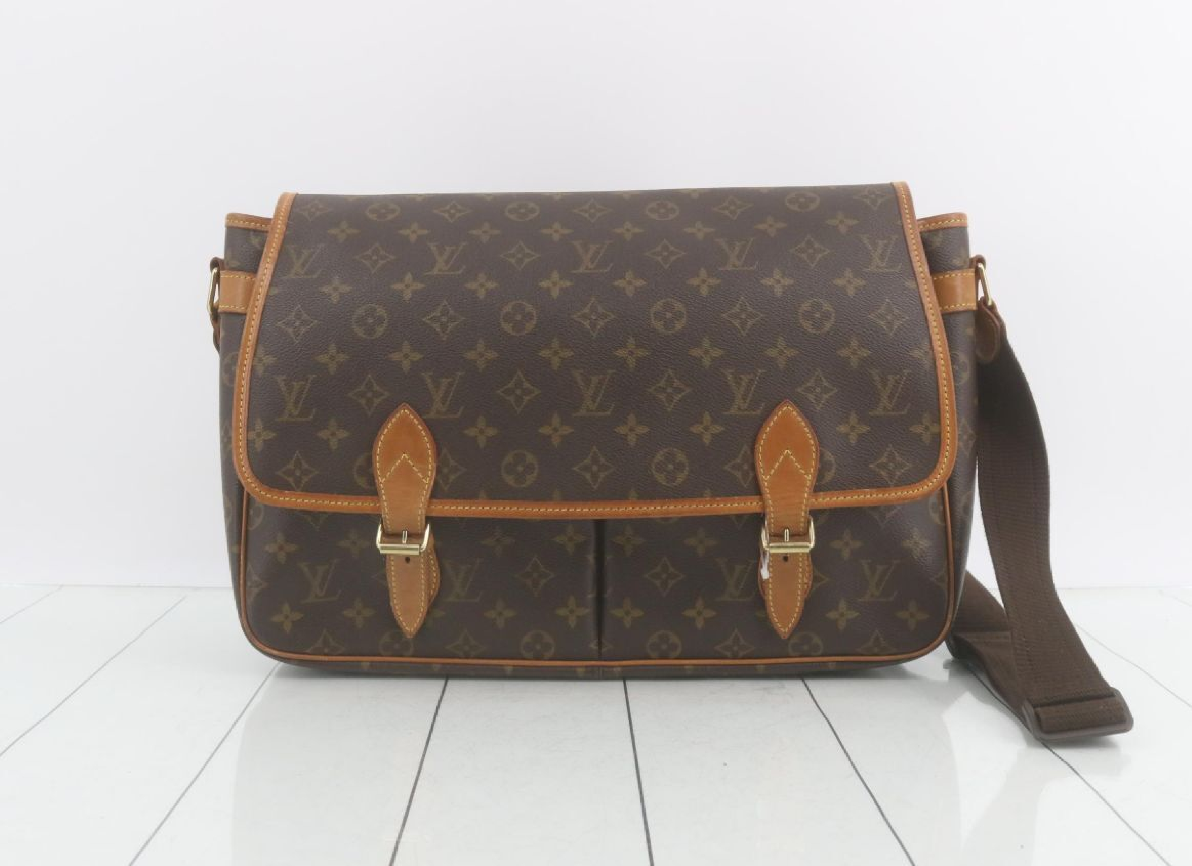 Gibeciere GM Shoulder Bag