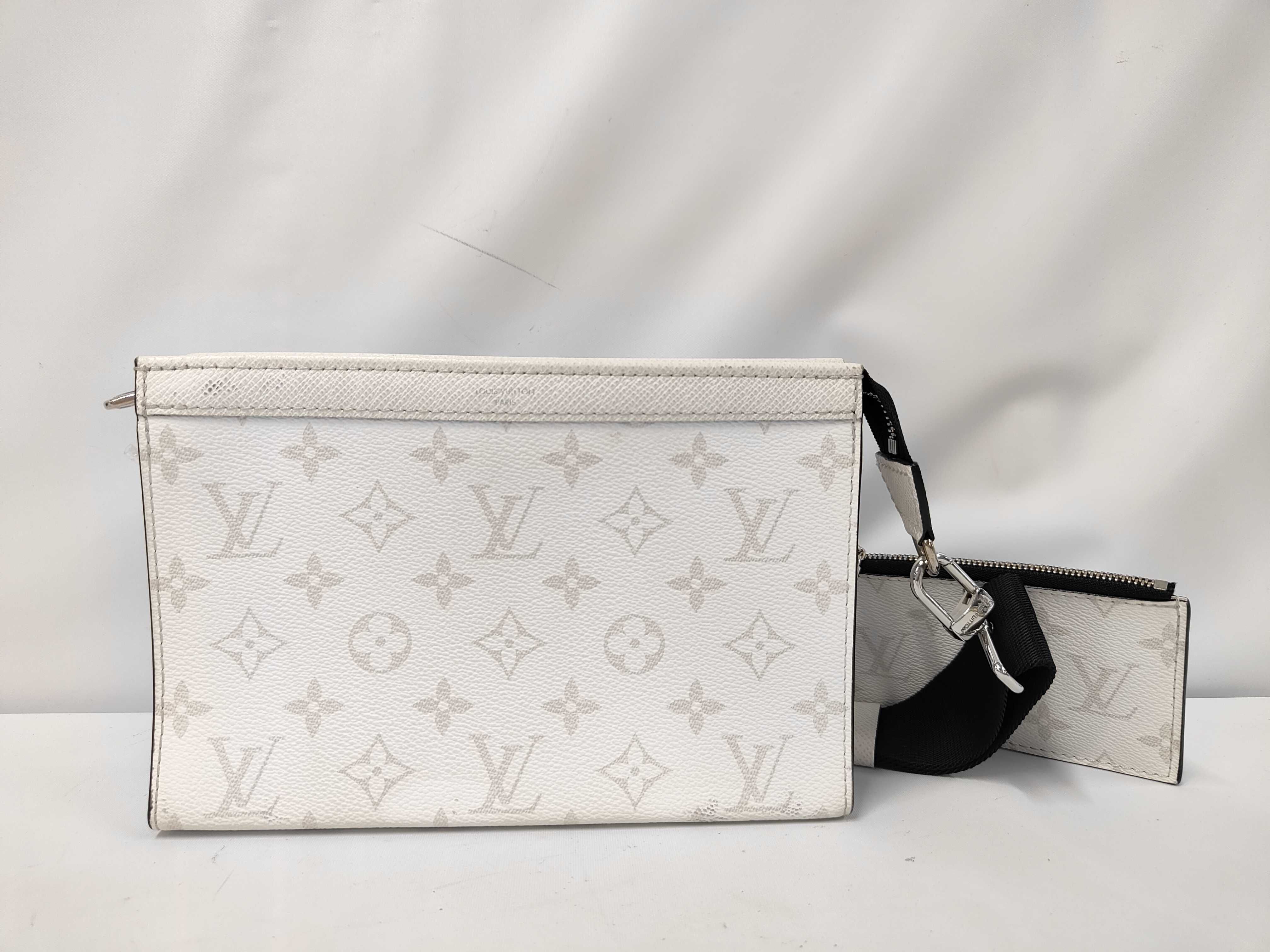 Taigarama Gaston Wearable Wallet Blanc M30935 RFID Shoulder Bag