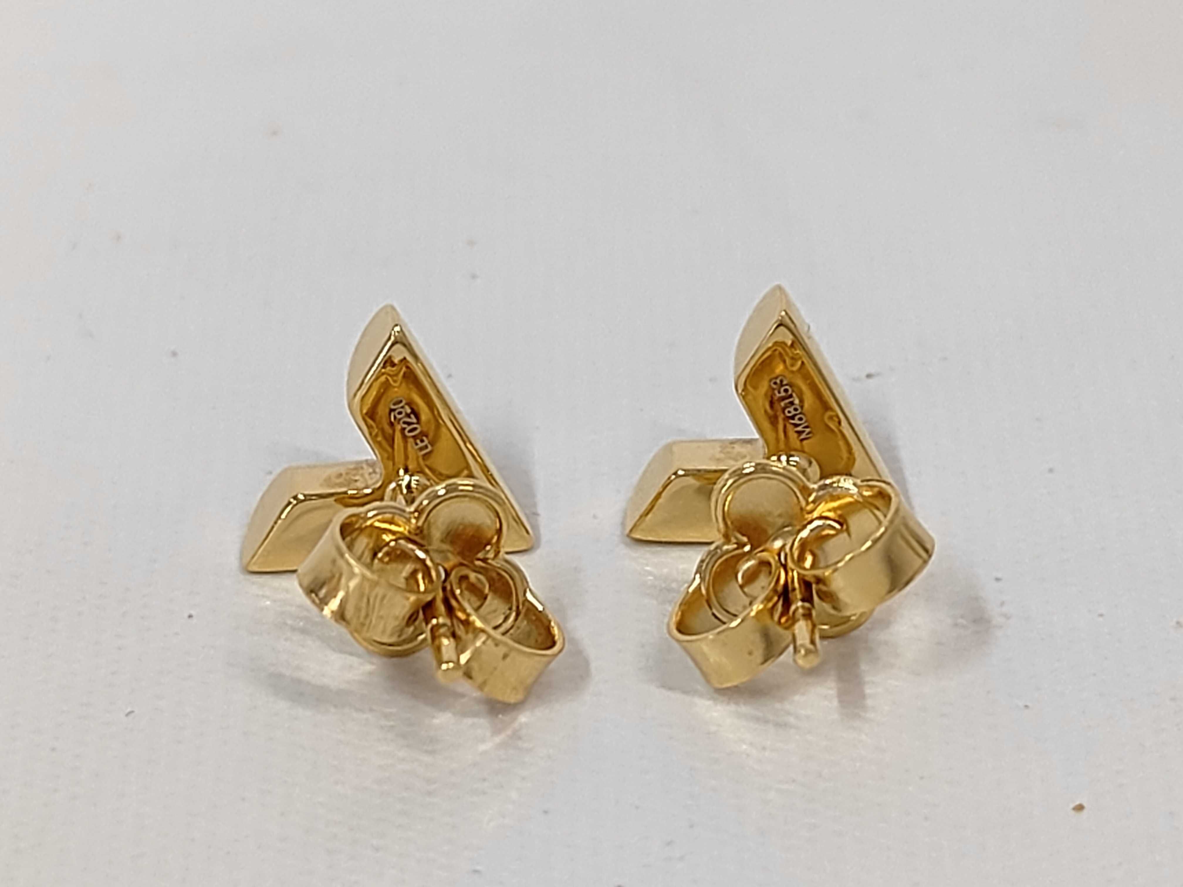 Essential V Earrings M68153 Earrings — view 2