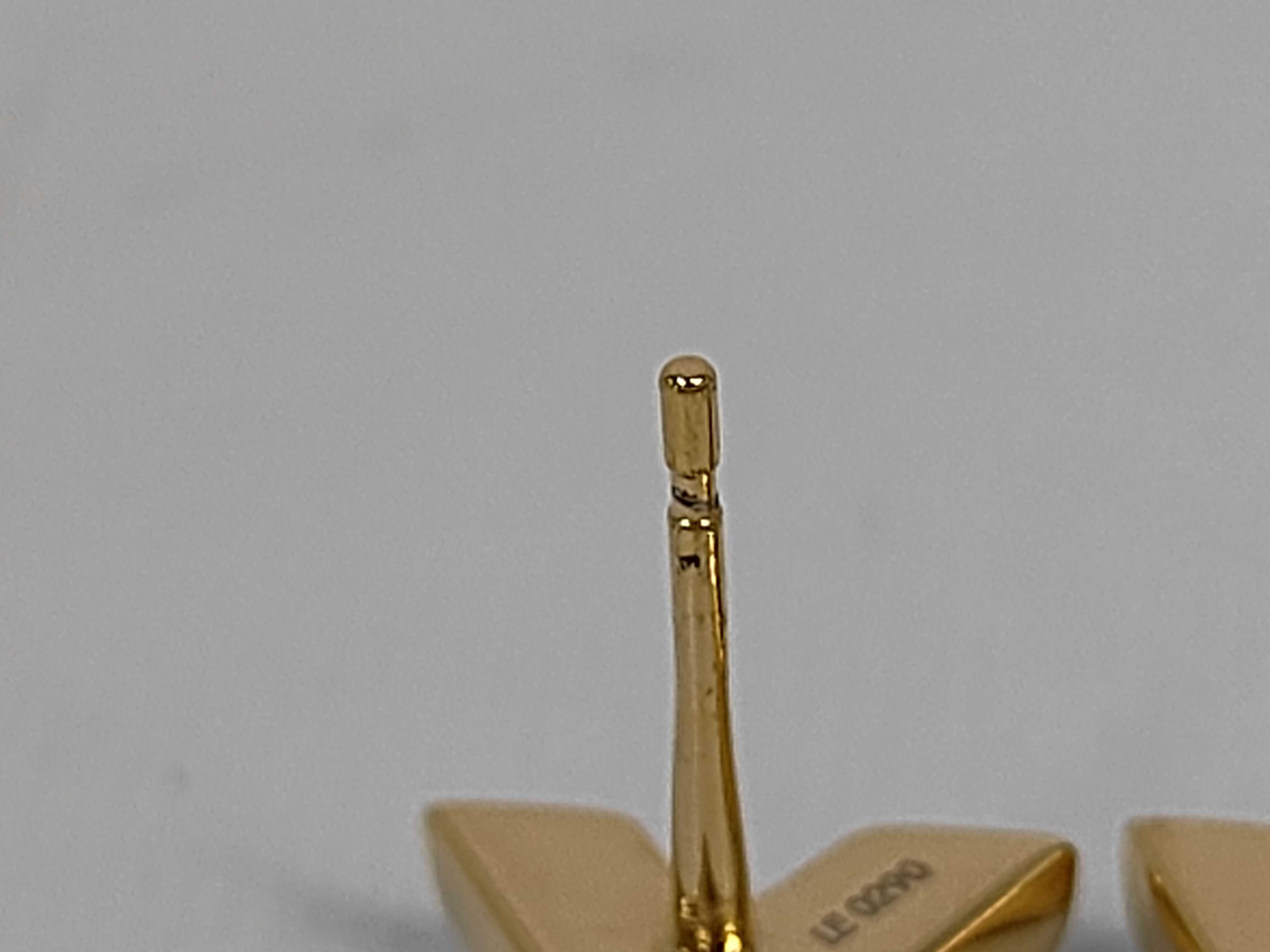 Essential V Earrings M68153 Earrings — view 6