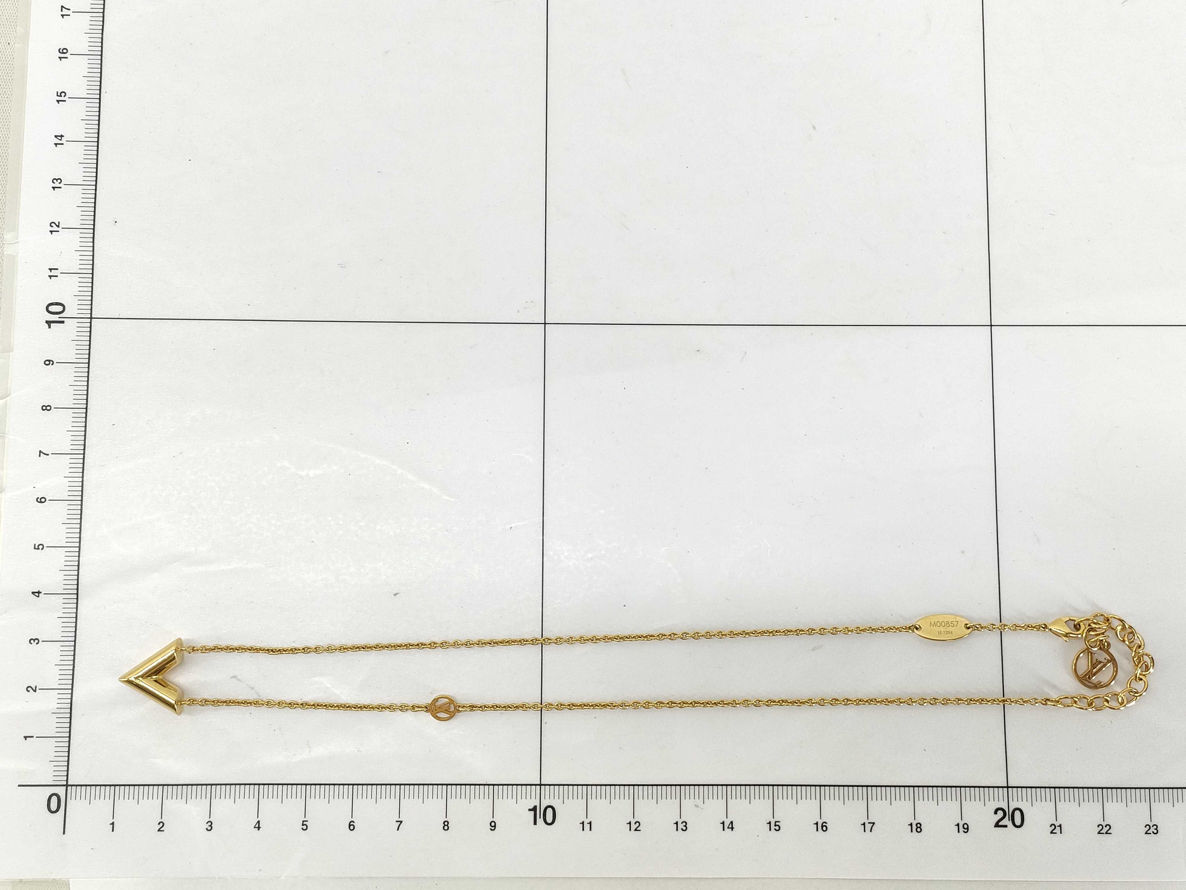 LV M00857 Essential V Necklace — view 11