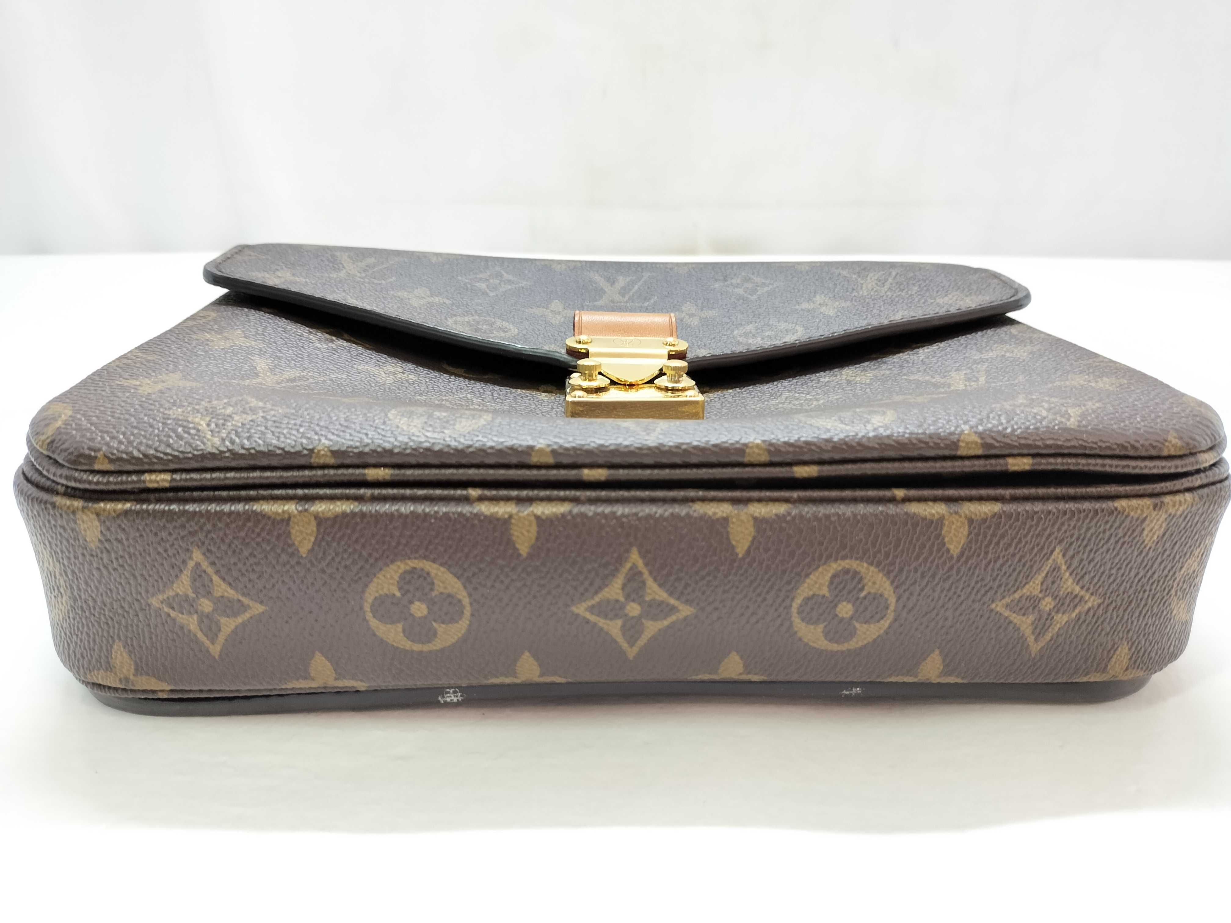 Monogram LV Monogram Crossbody Bag Handbag — view 15