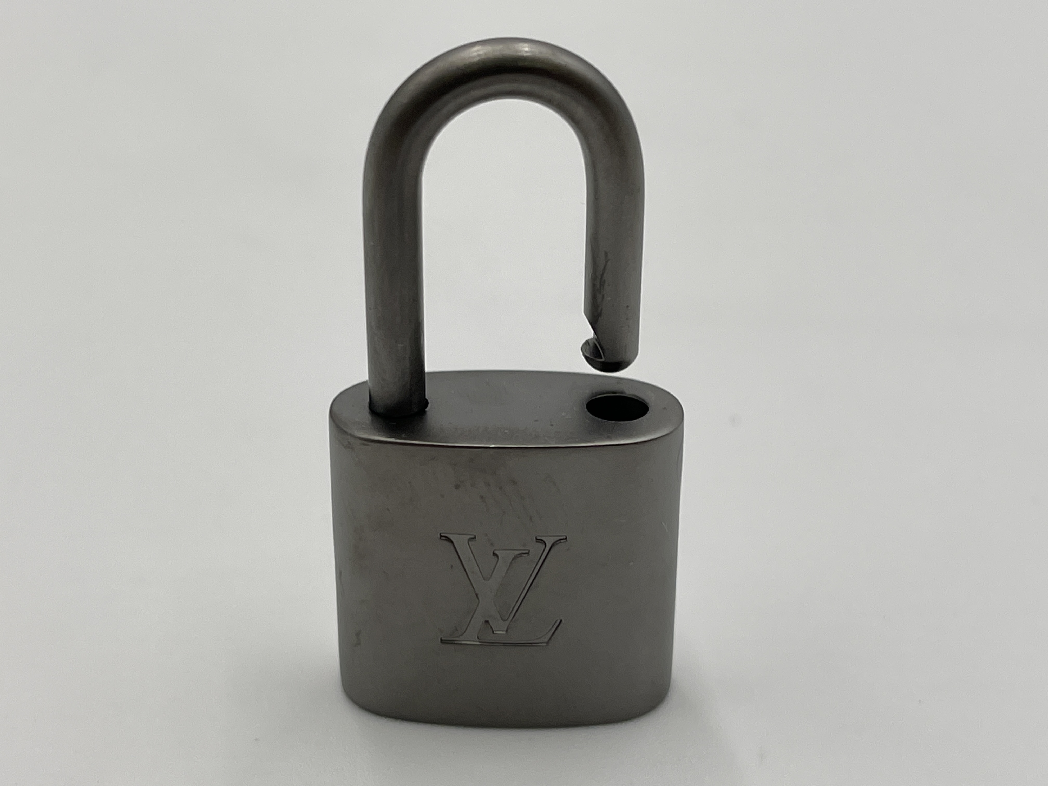 padlock, 2 keys, and other accessories — view 2