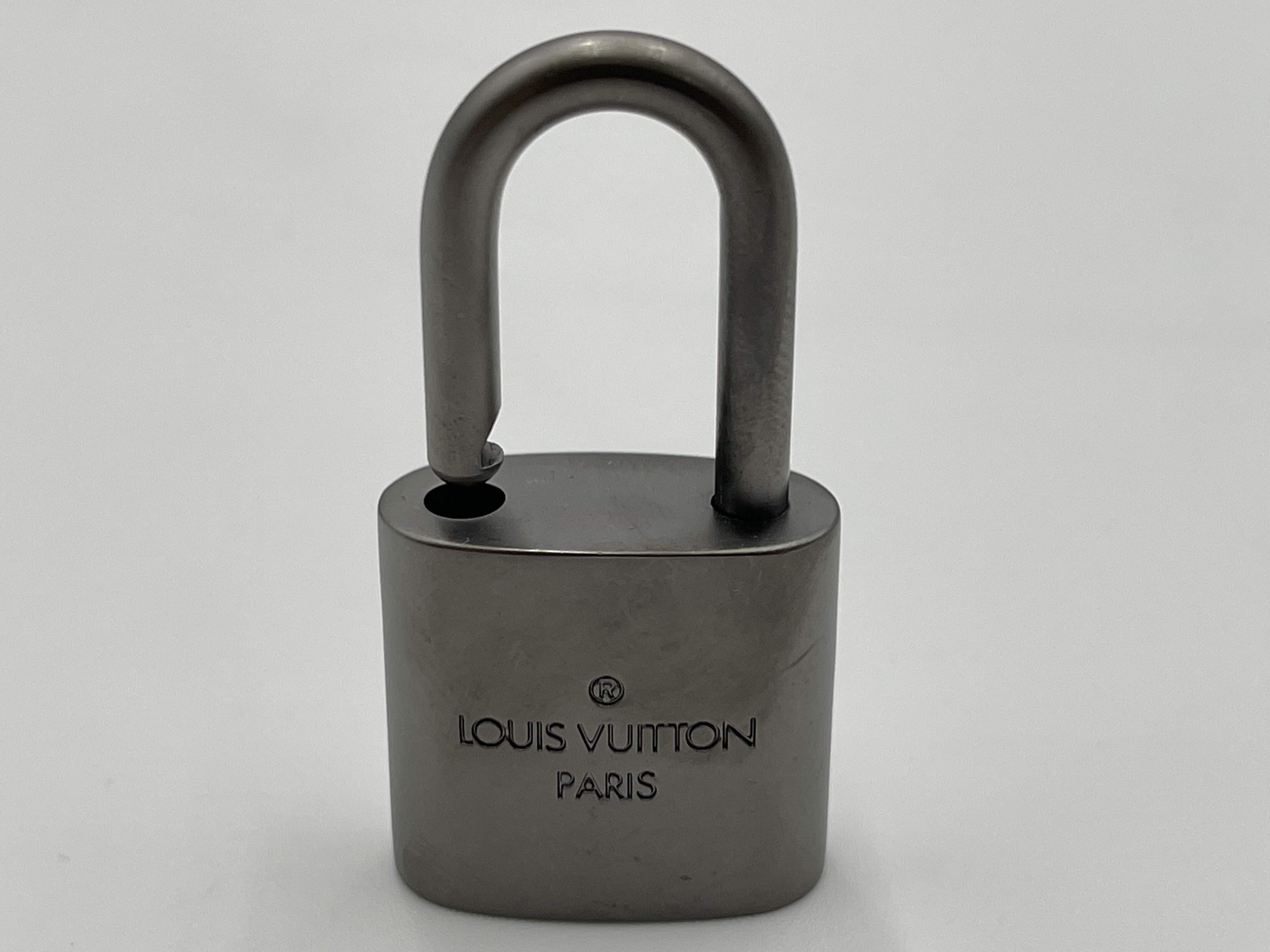 padlock, 2 keys, and other accessories — view 3