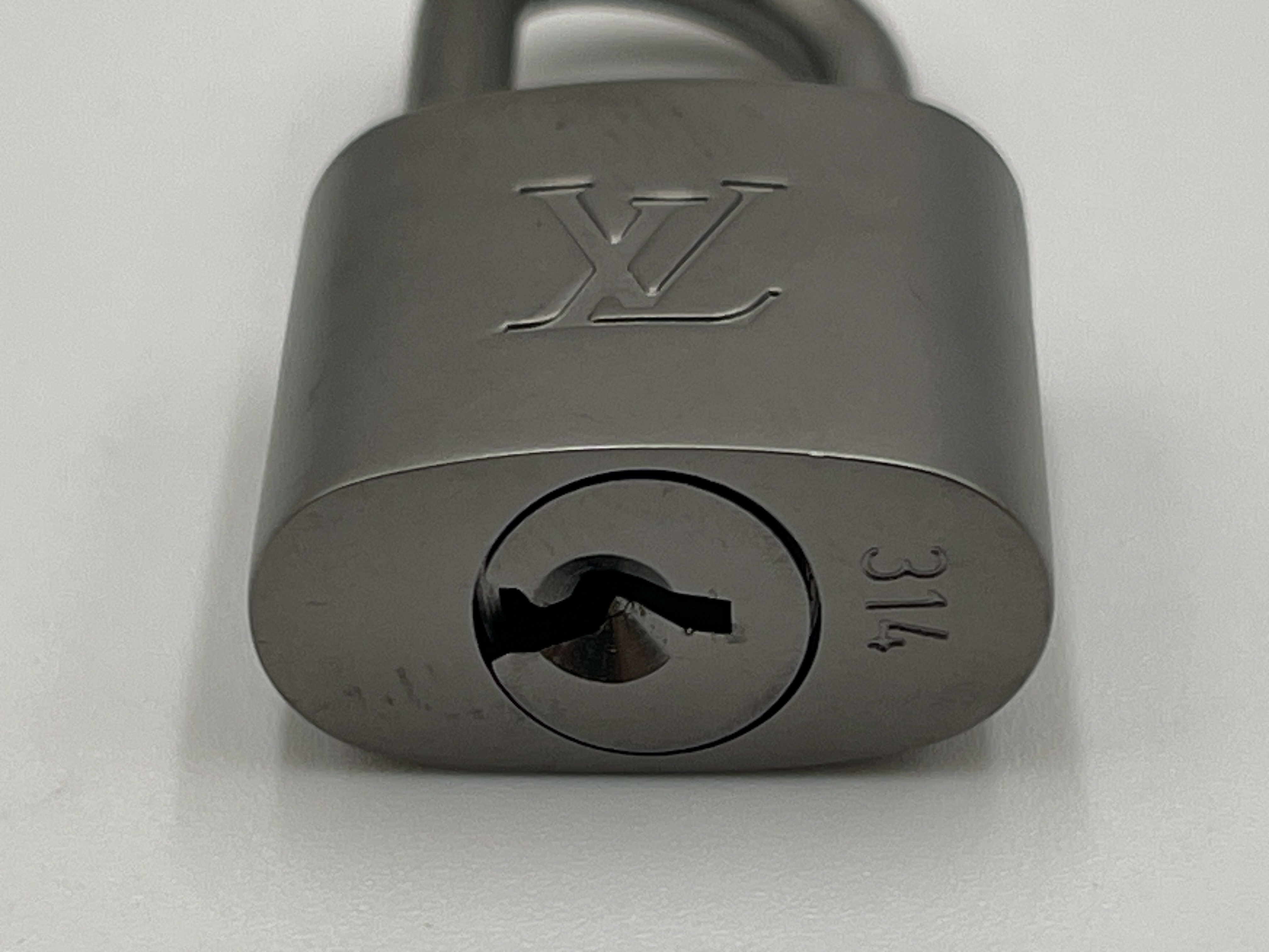 padlock, 2 keys, and other accessories — view 5
