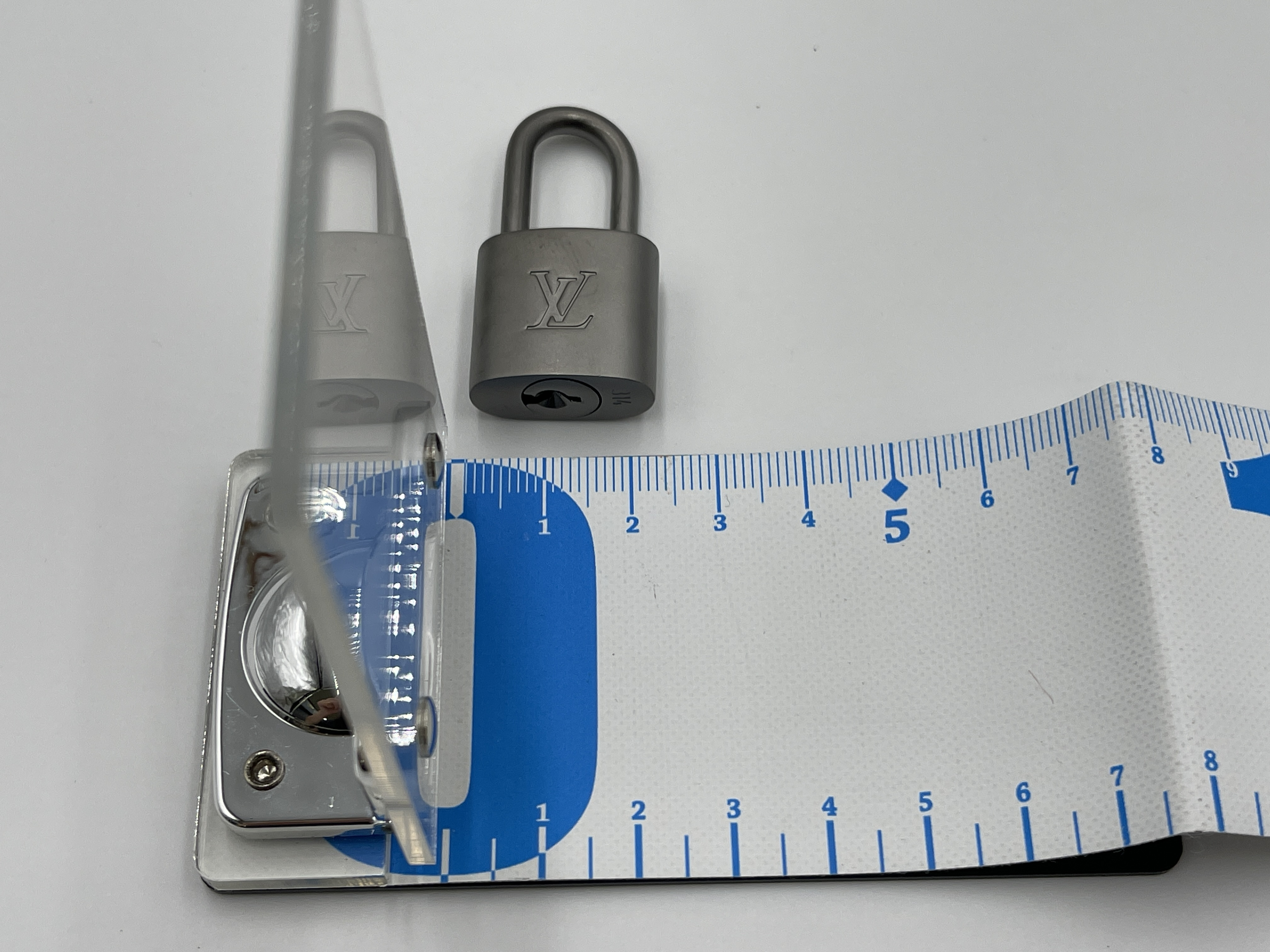 padlock, 2 keys, and other accessories — view 8