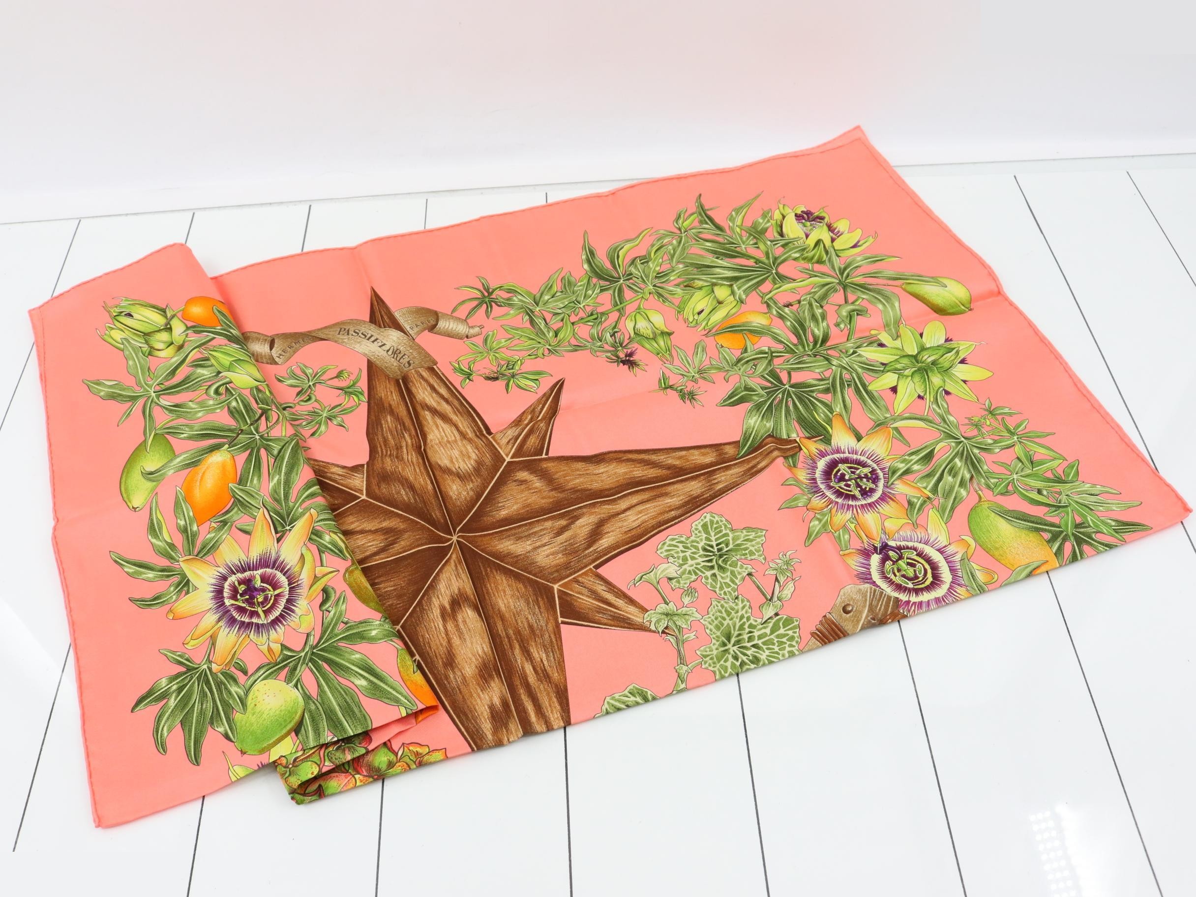 Carre 90 PASSIFLORES Passionflower 100% Silk Box — view 3