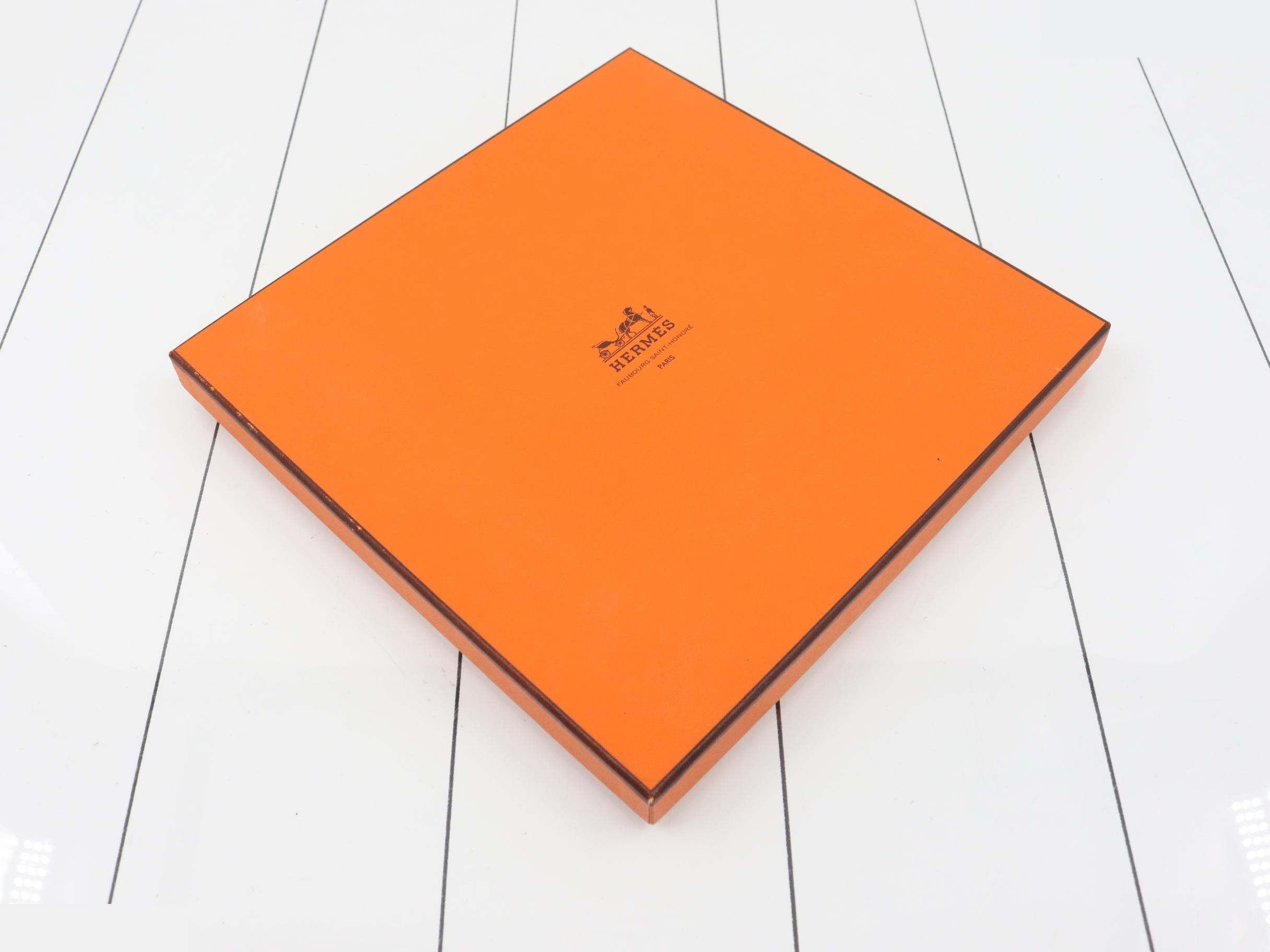Carre 90 PASSIFLORES Passionflower 100% Silk Box — view 4