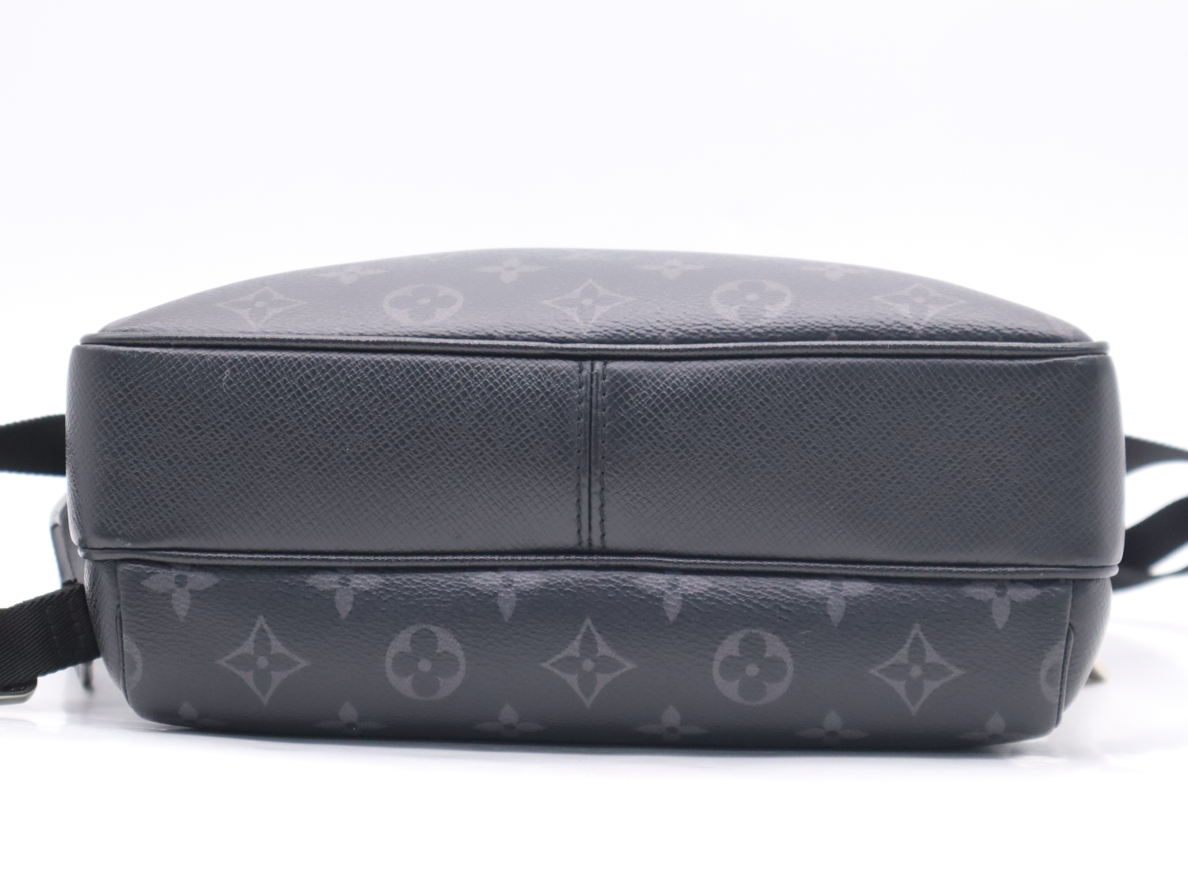 M30233 Taigarama Outdoor Messenger PM Noir Shoulder Bag — view 4