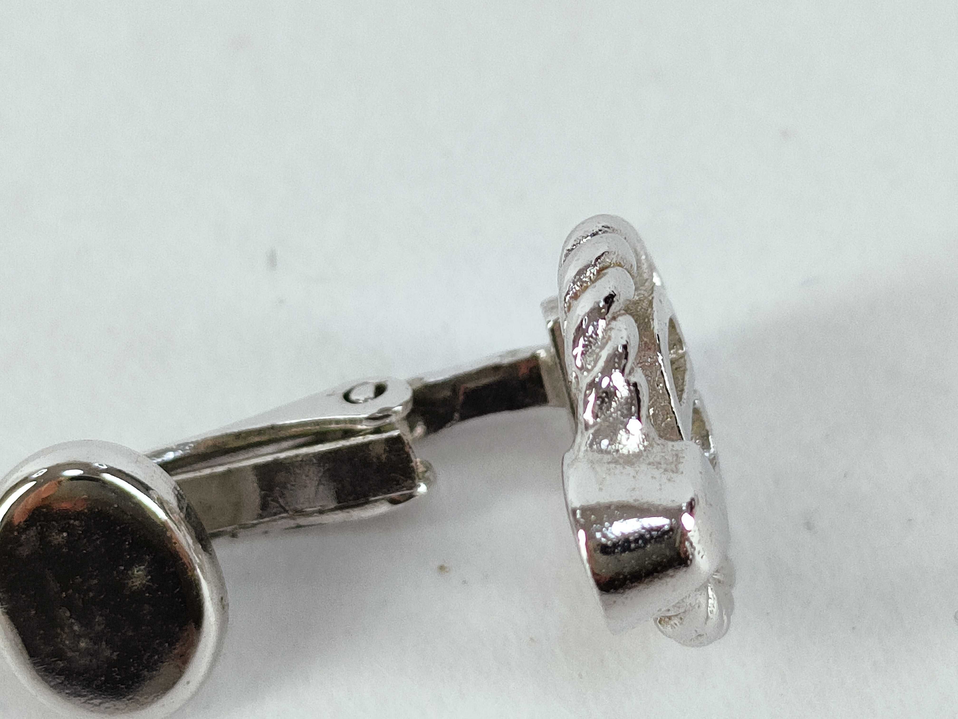 Christian / Earrings — view 8